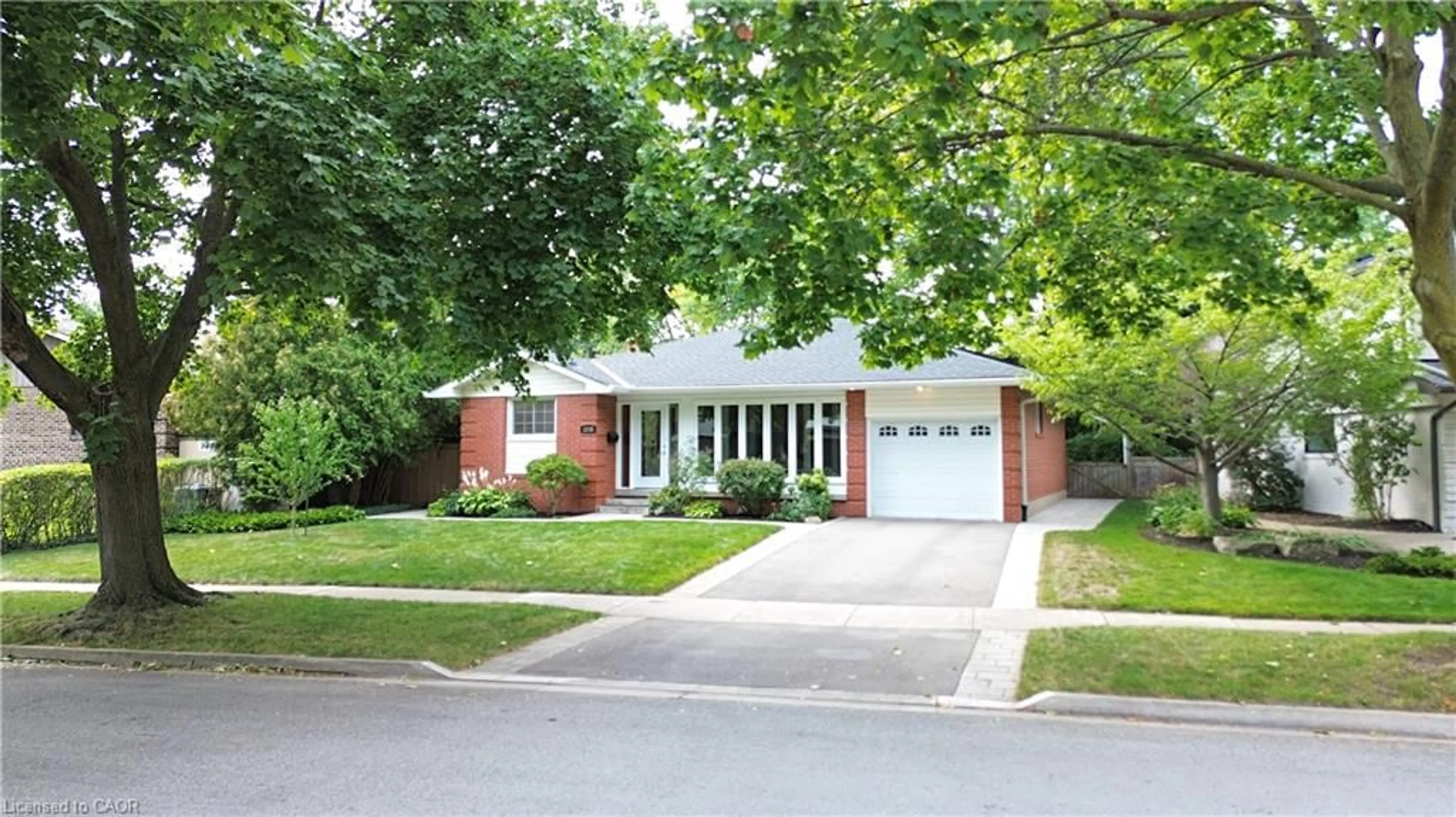Home with brick exterior material, street for 3239 Sprucehill Ave, Burlington Ontario L7N 2G9