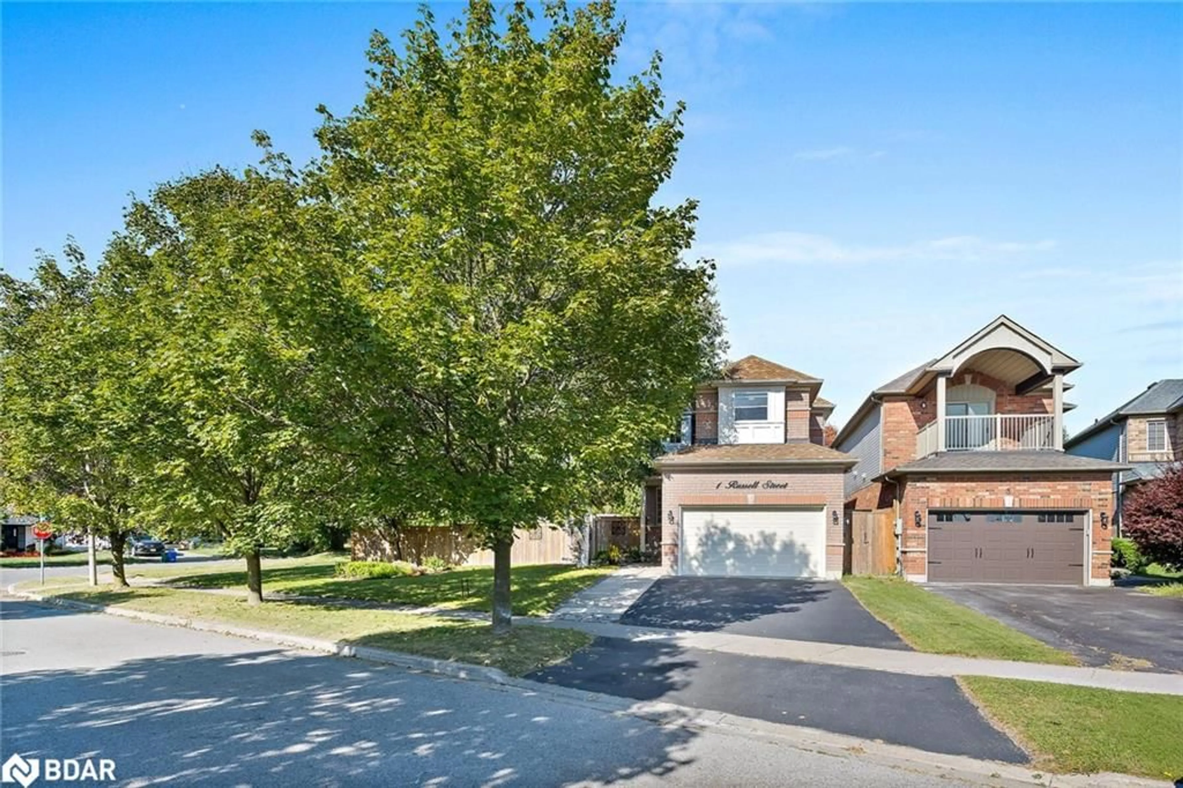 A pic from outside/outdoor area/front of a property/back of a property/a pic from drone, street for 1 Russell St, Halton Hills Ontario L7G 5Y7