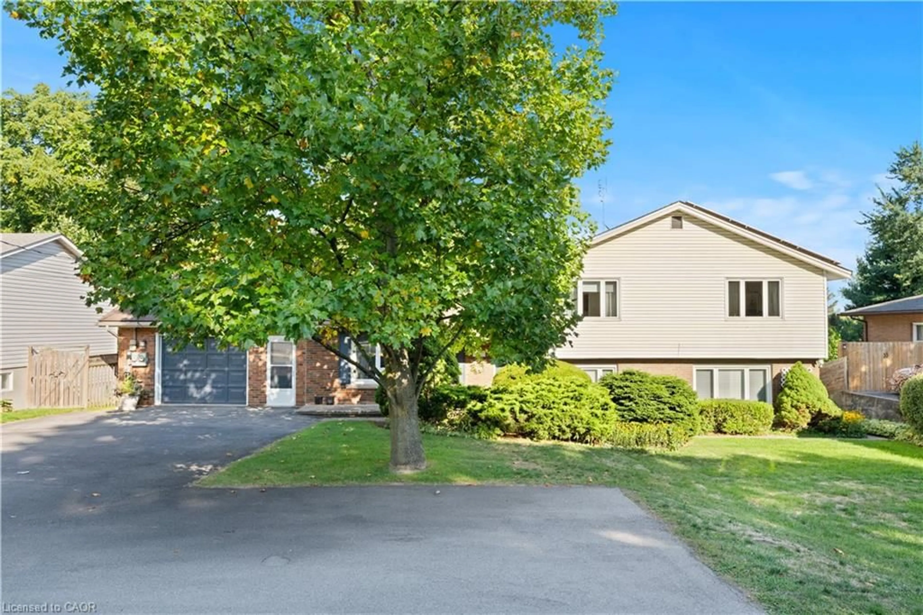 A pic from outside/outdoor area/front of a property/back of a property/a pic from drone, street for 1327 Pelham Street, Fonthill Ontario L0S 1E0