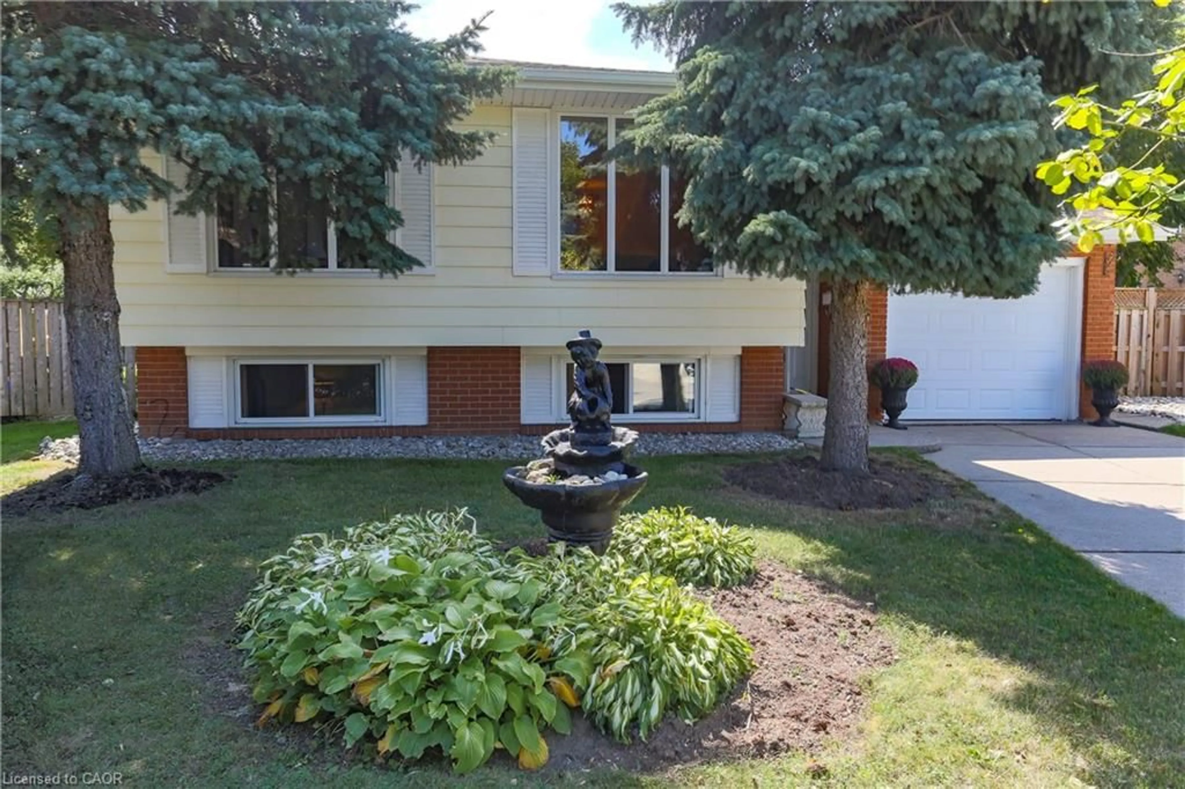 Home with vinyl exterior material, street for 15 Lantana Crt, Hamilton Ontario L9C 4T5