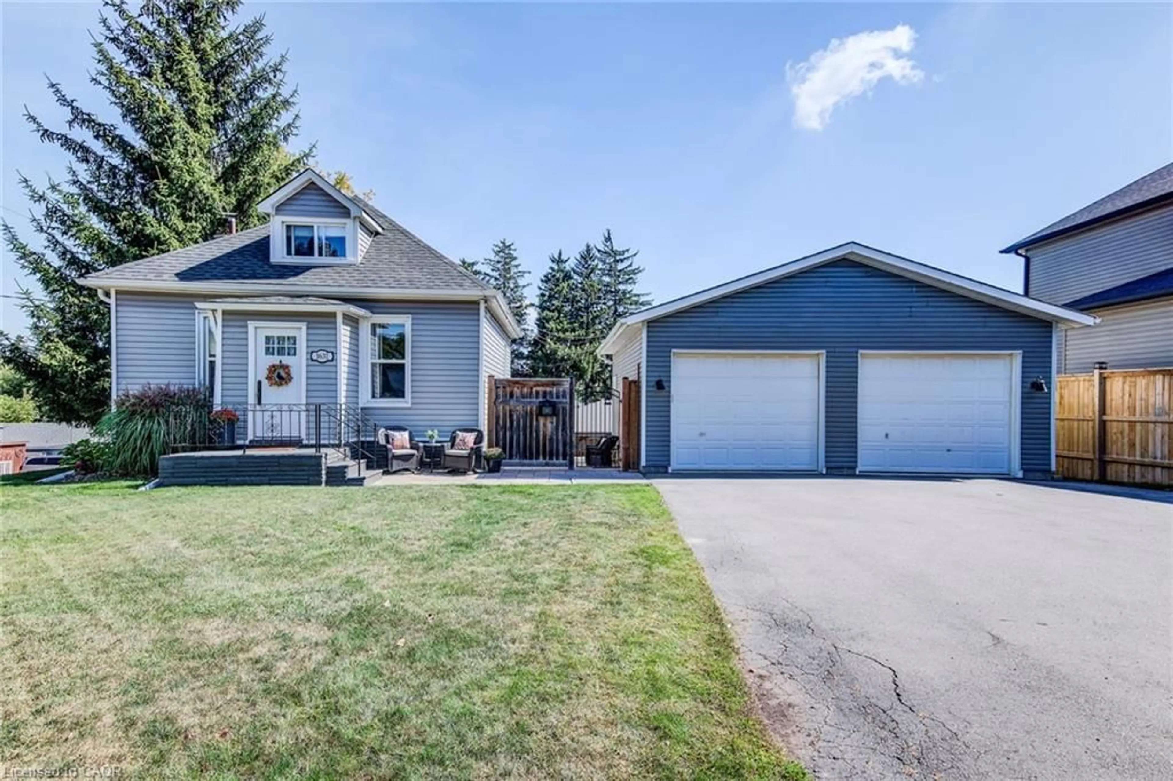 Home with vinyl exterior material, street for 1631 Franklin Blvd, Cambridge Ontario N3C 1P5