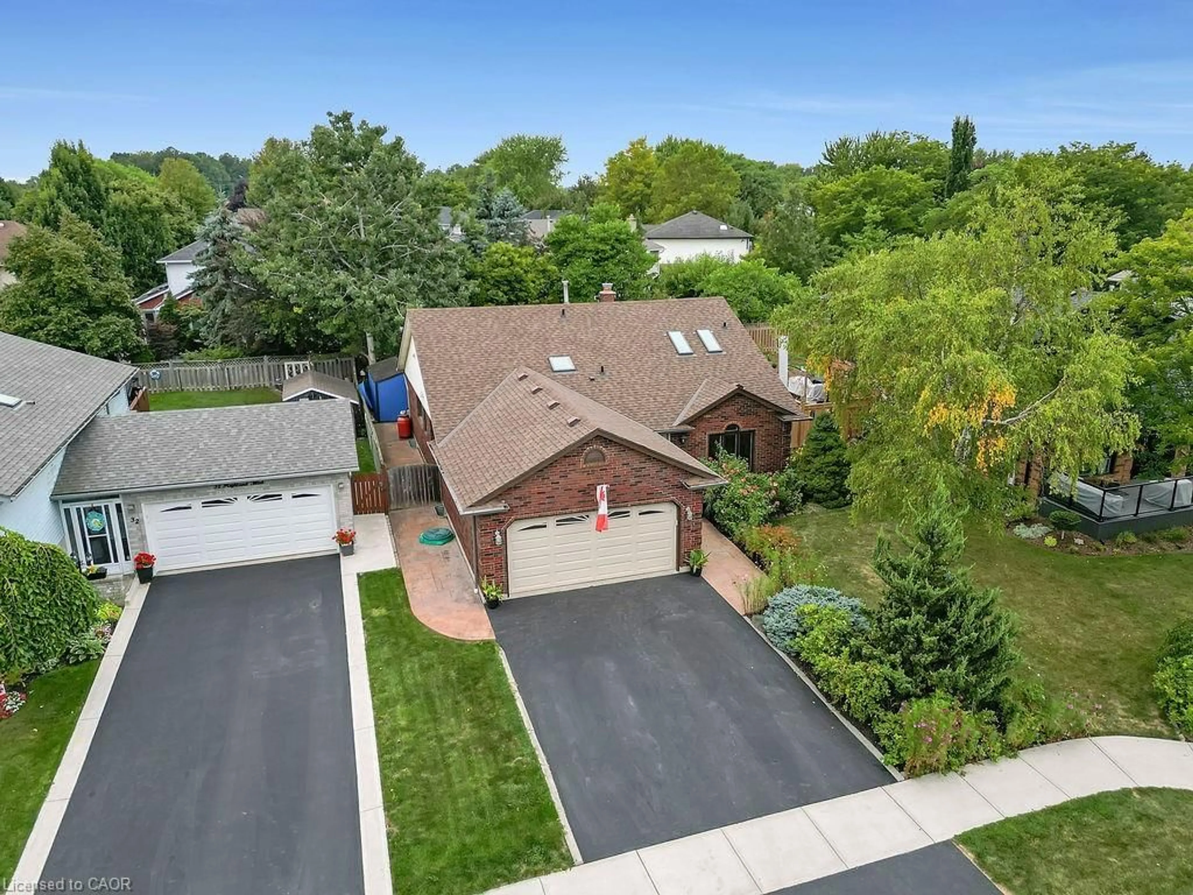 A pic from outside/outdoor area/front of a property/back of a property/a pic from drone, street for 30 Highland Blvd, Caledonia Ontario N4W 1G6