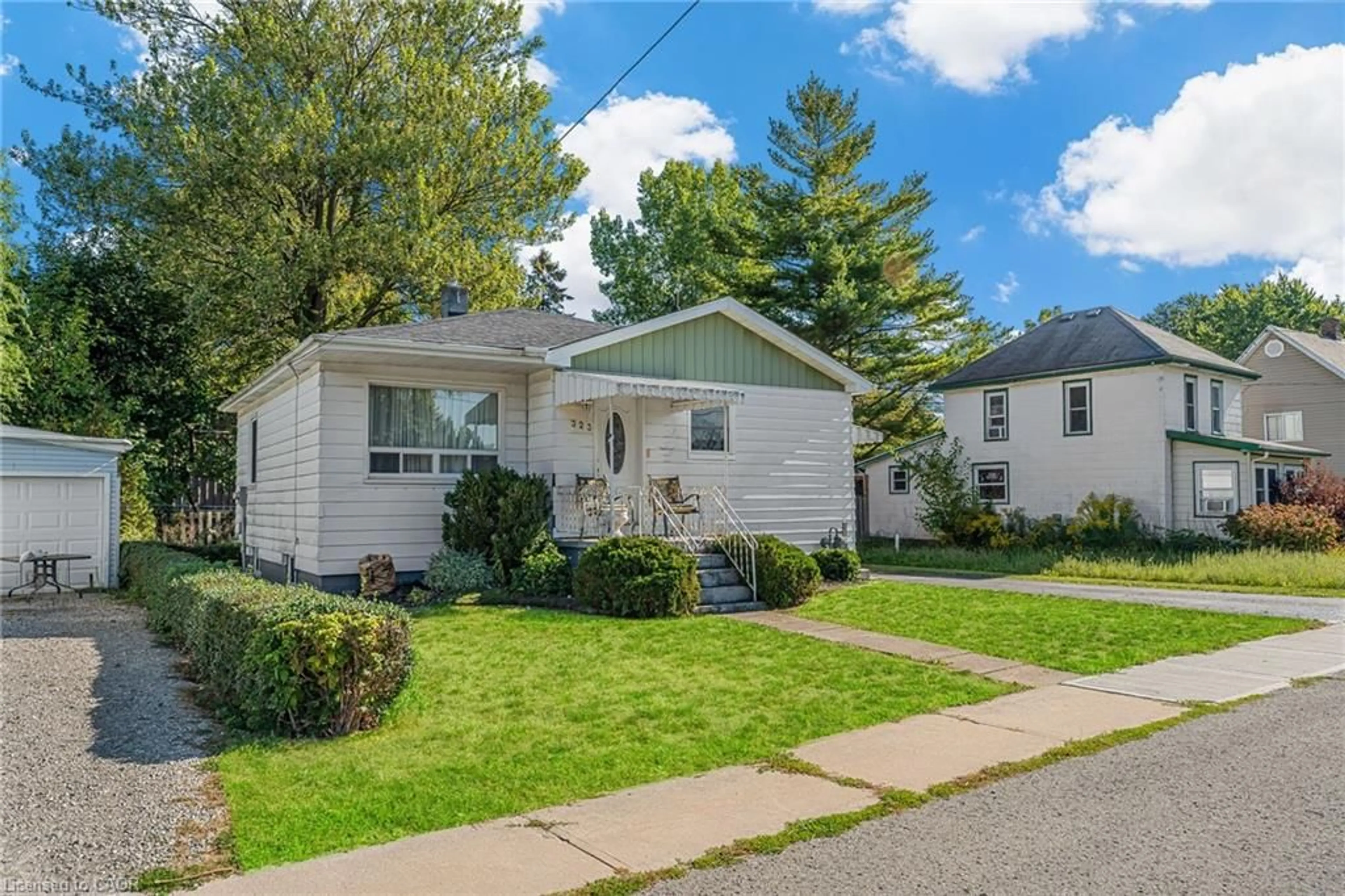 Home with vinyl exterior material, street for 323 North Cayuga St, Dunnville Ontario N1A 1P4
