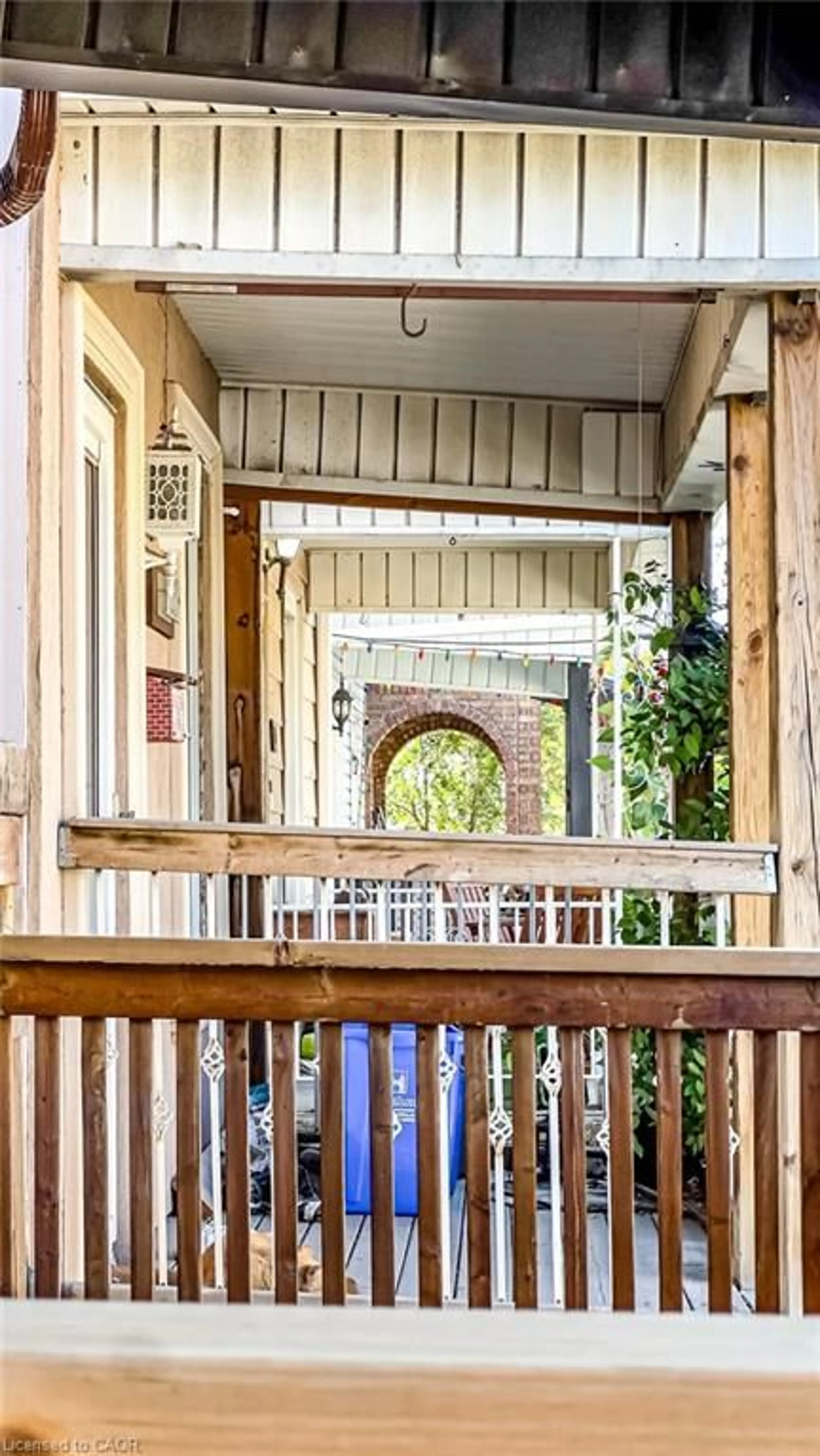 Indoor entryway for 250 Avondale St, Hamilton Ontario L8L 7C5
