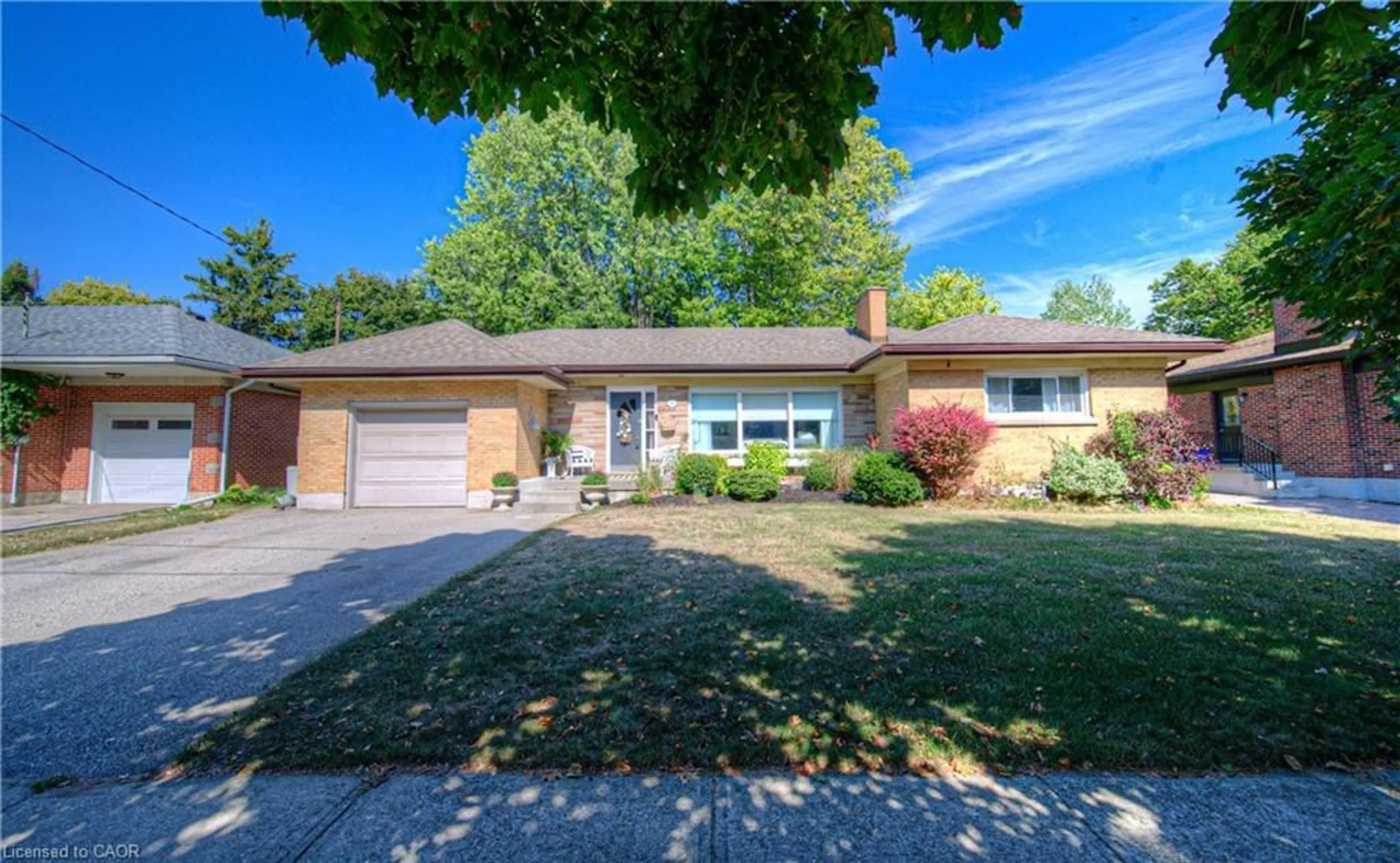 Home with vinyl exterior material, street for 38 Kingsway Cres, Brantford Ontario N3R 1M7