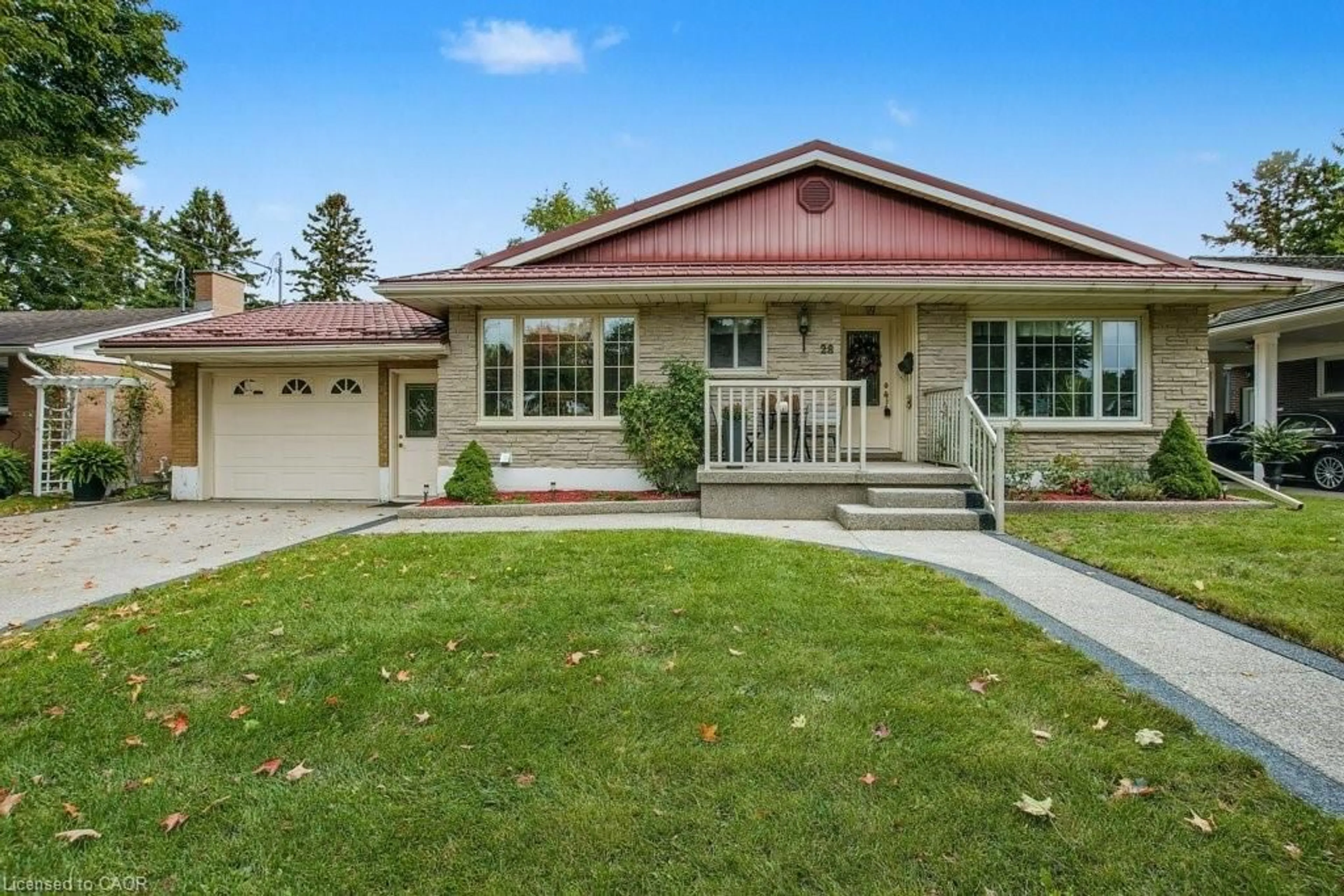 Home with vinyl exterior material, street for 28 Meadow Cres, Kitchener Ontario N2M 4E7