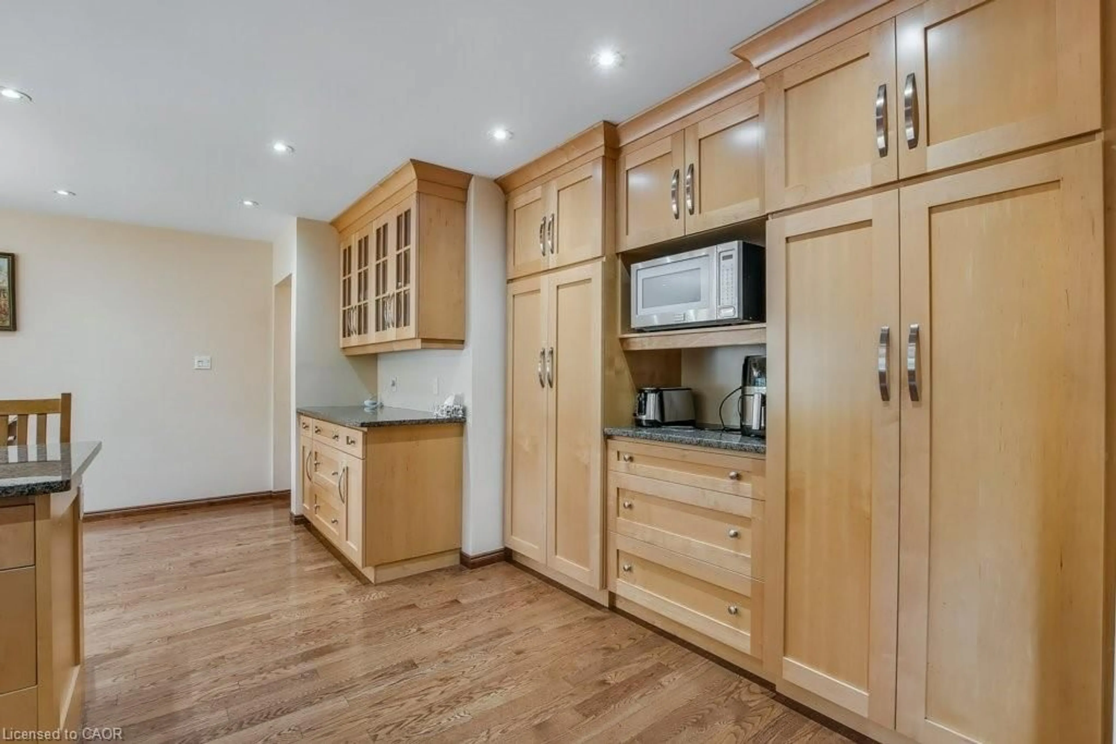 Open concept kitchen, wood/laminate floor for 28 Meadow Cres, Kitchener Ontario N2M 4E7