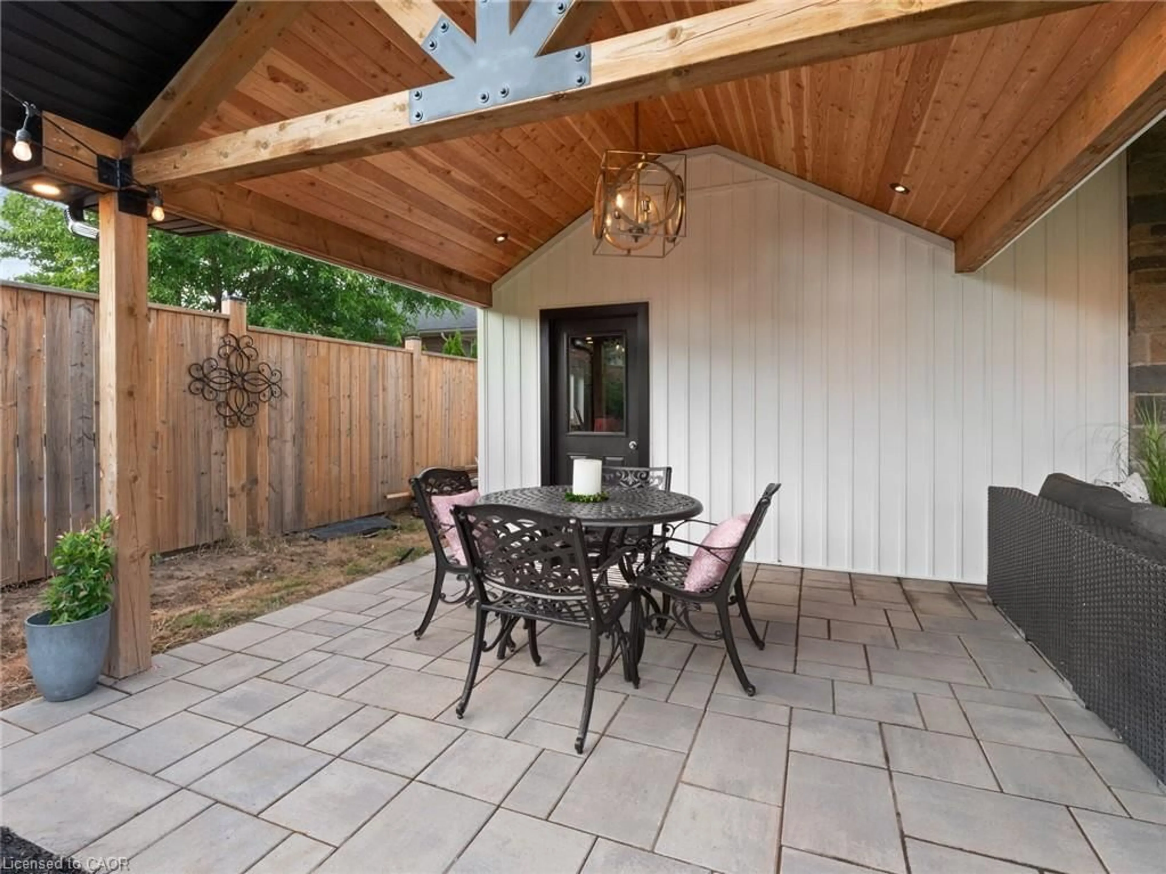 Patio, street for 253 Central Ave, Grimsby Ontario L3M 1X6
