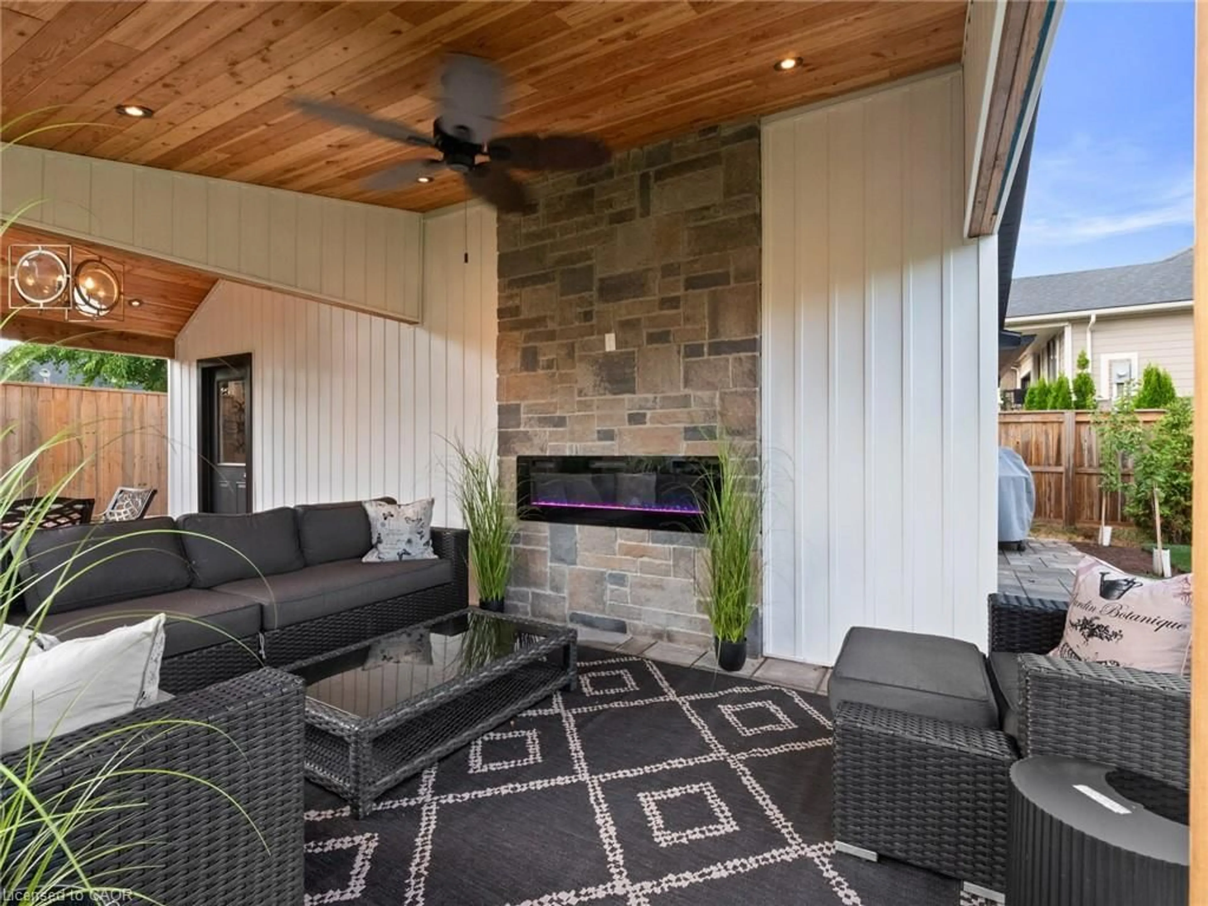 Patio, mountain view for 253 Central Ave, Grimsby Ontario L3M 1X6