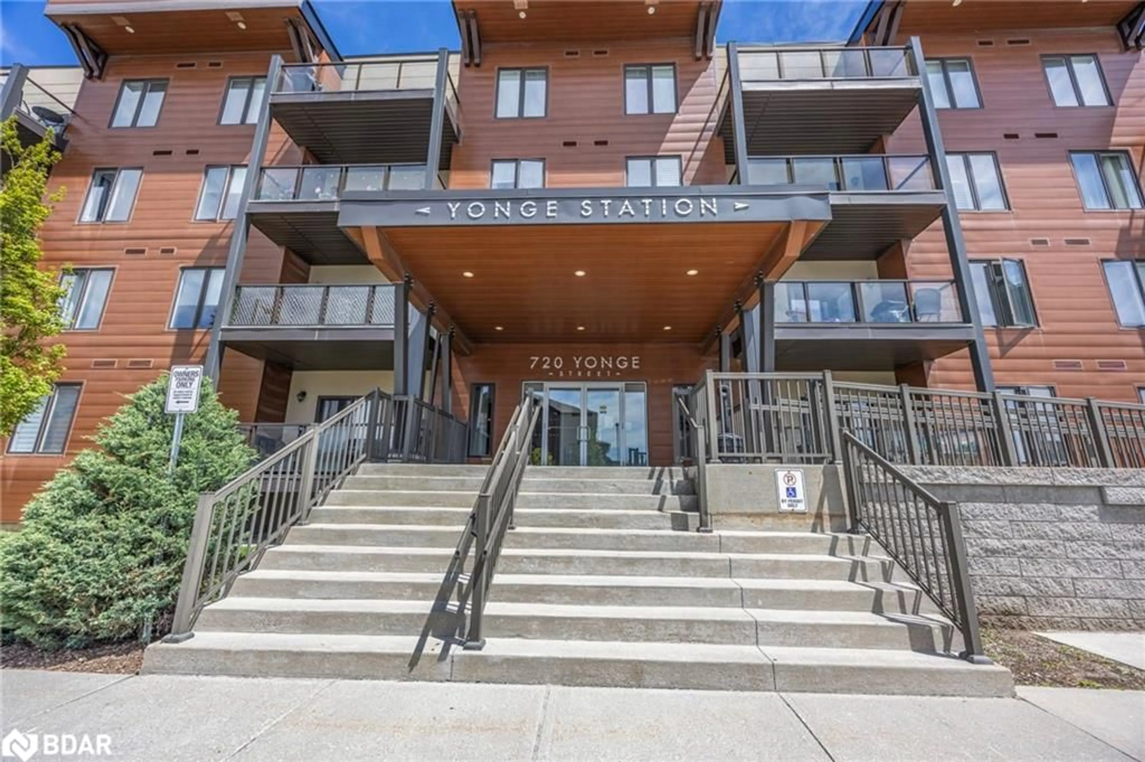Indoor foyer for 720 Yonge St #205, Barrie Ontario L0K 1S0