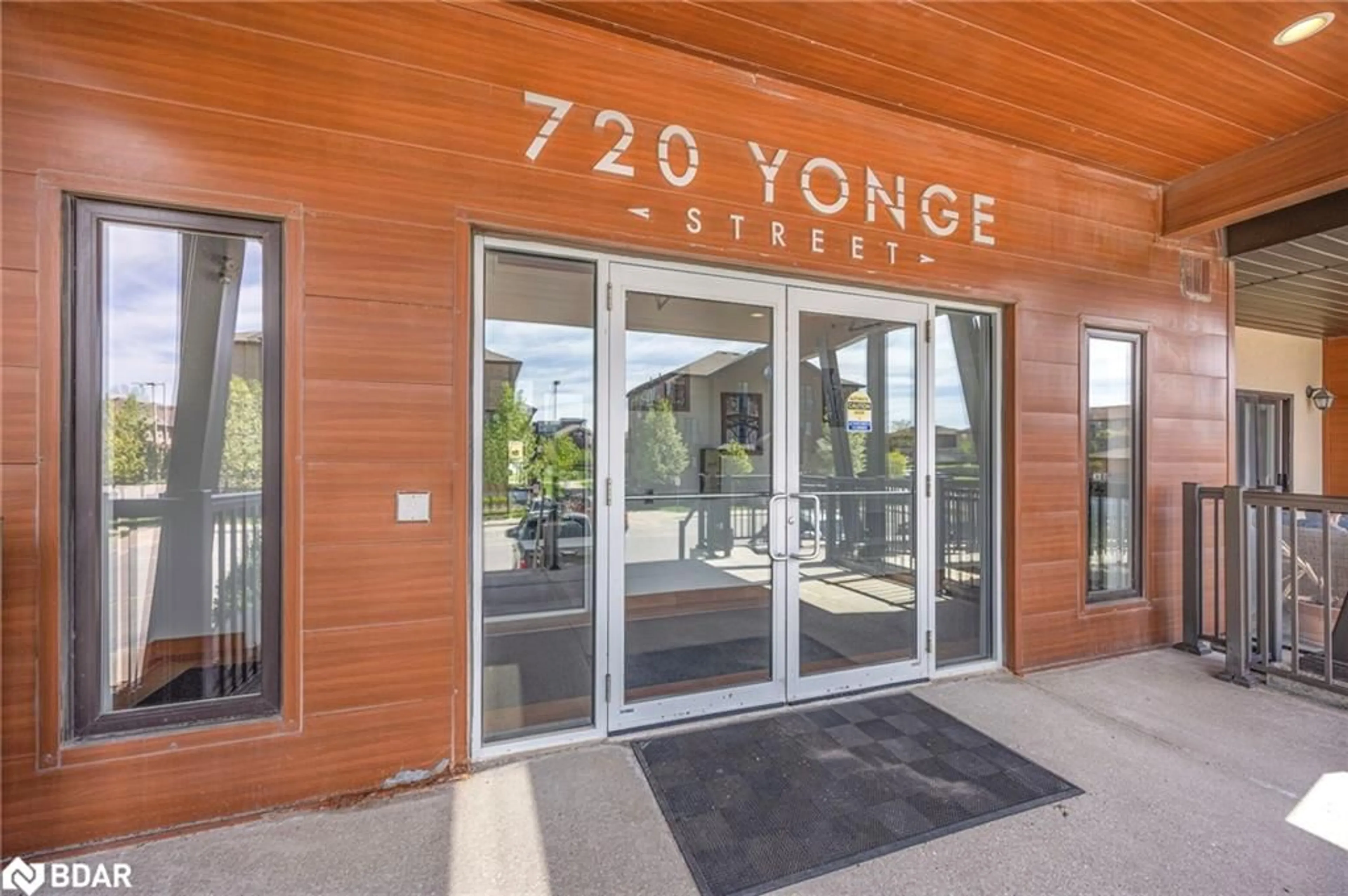 Indoor foyer for 720 Yonge St #205, Barrie Ontario L0K 1S0