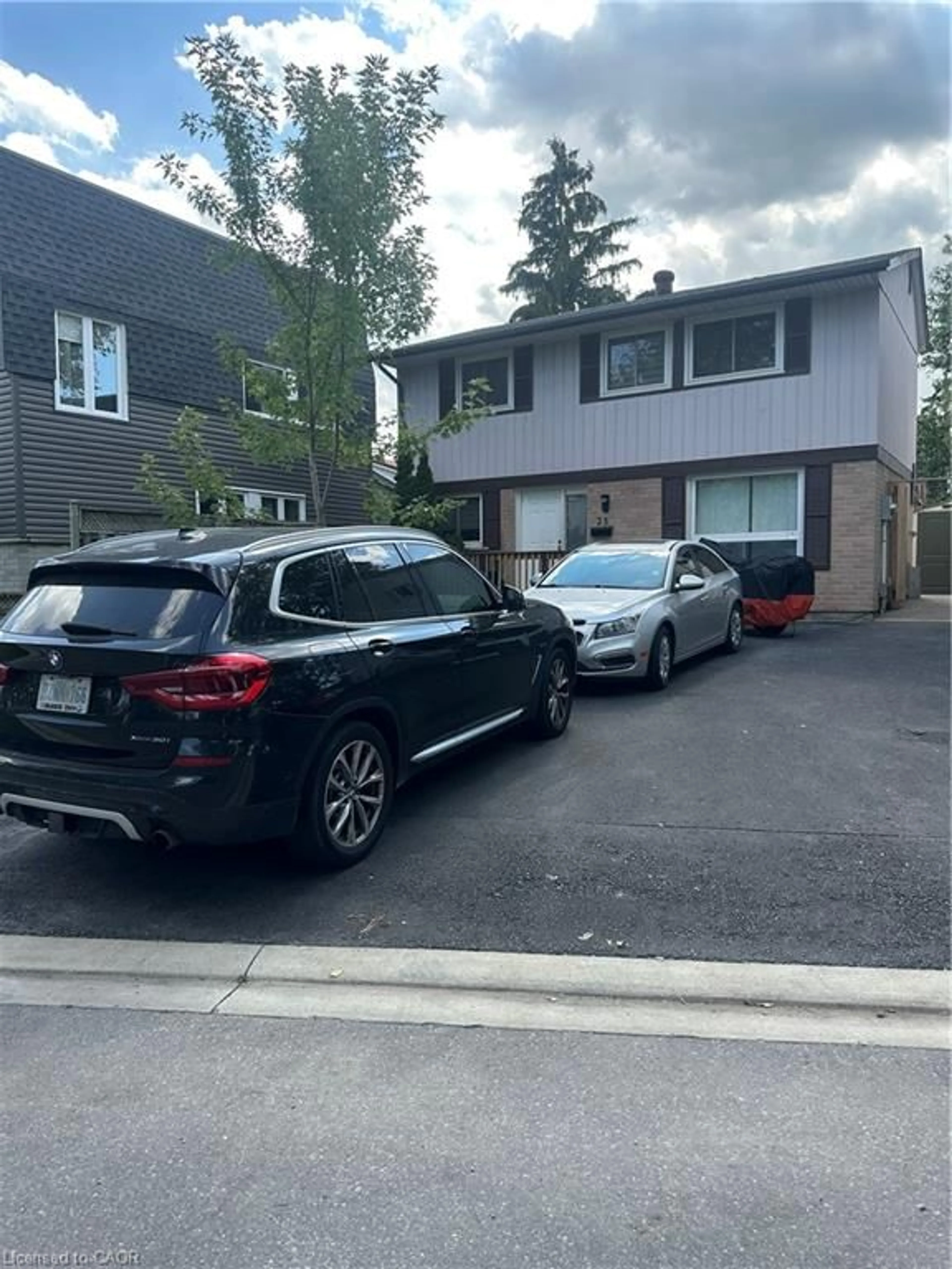 Parking for 25 Homer Sq, Brampton Ontario L6S 1X9