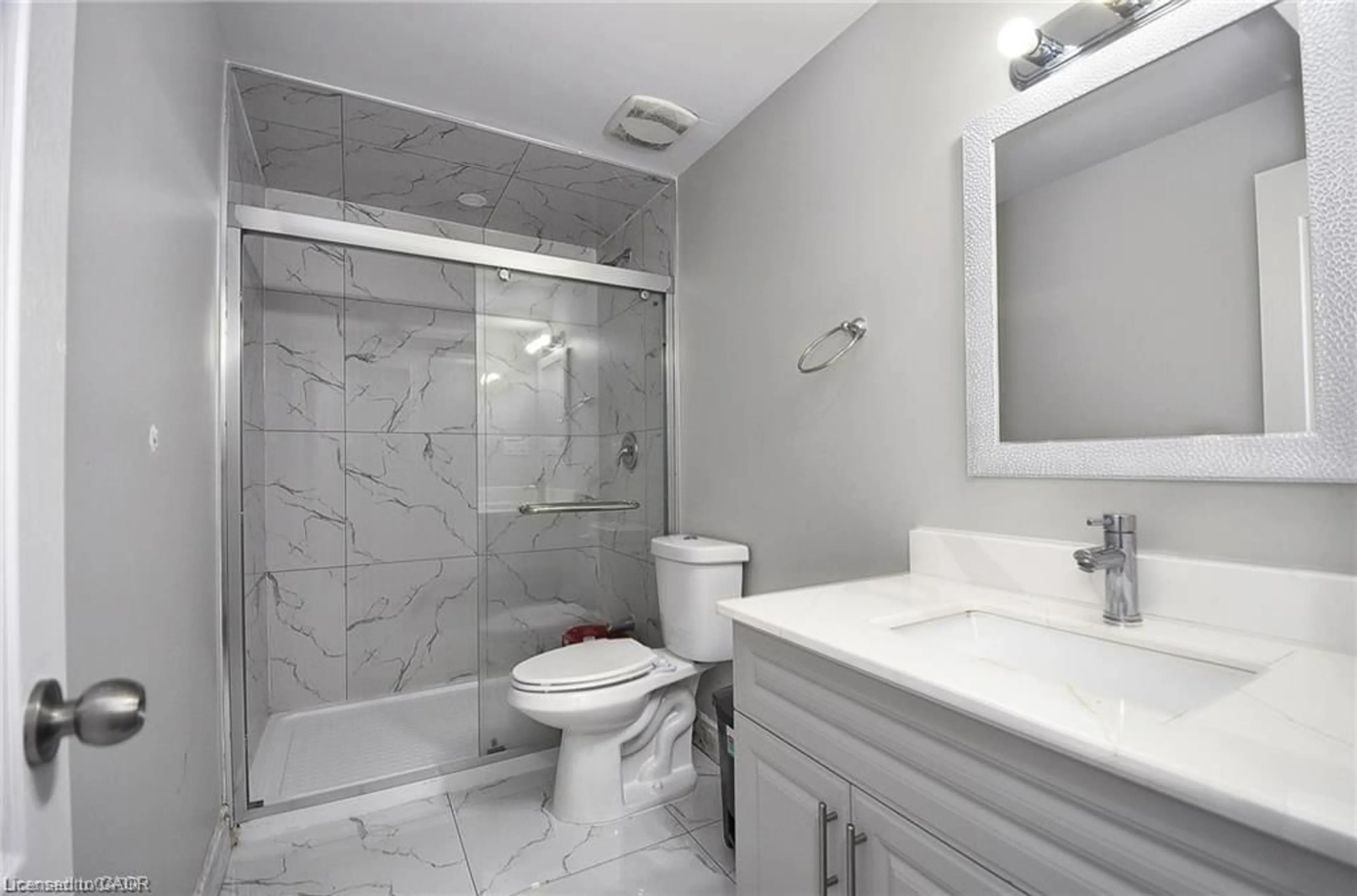 Standard bathroom, ceramic/tile floor for 33 Bankside Dr, Kitchener Ontario N2N 3L3