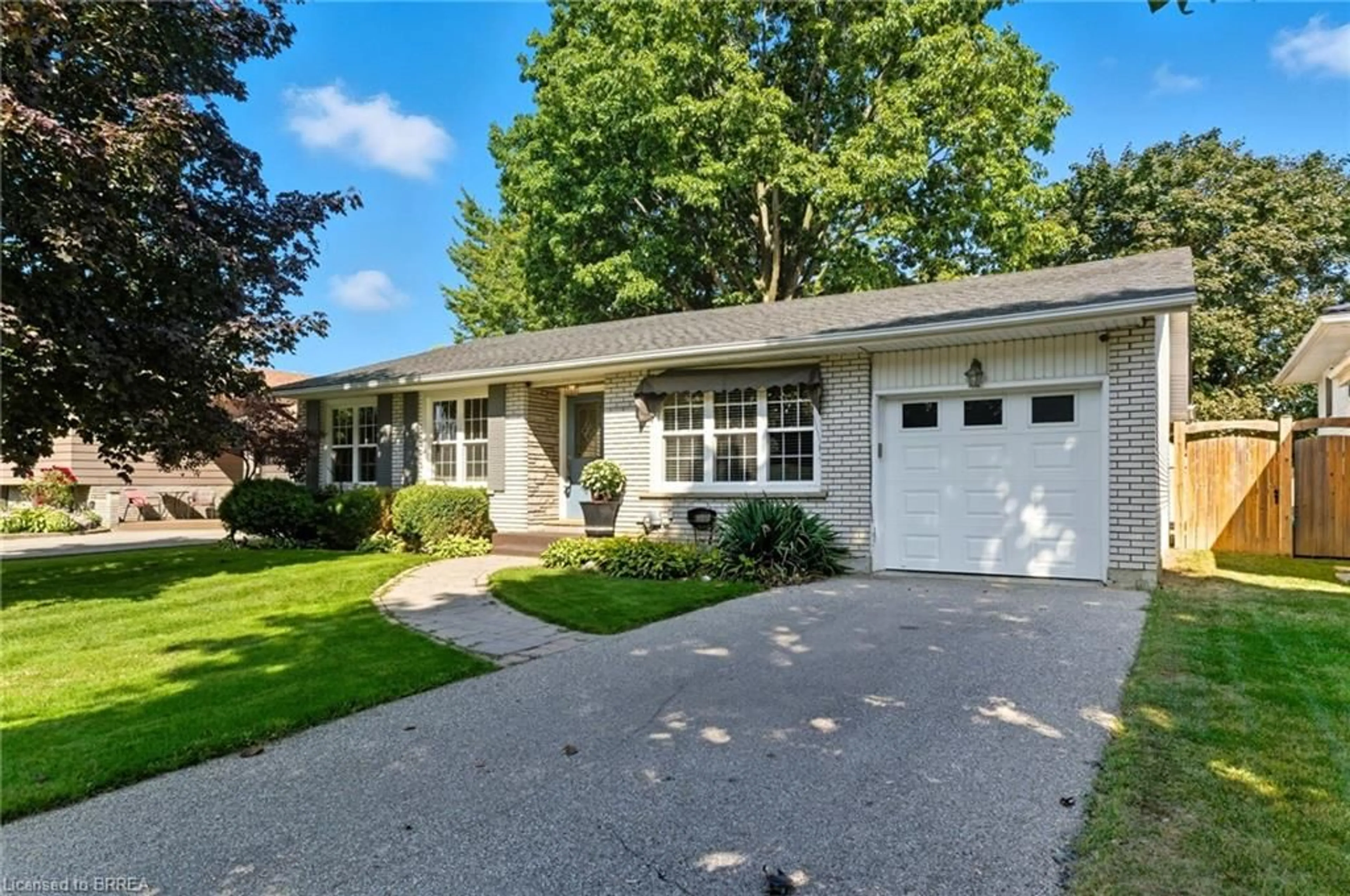 Home with vinyl exterior material, street for 18 Mcintosh Crt, Brantford Ontario N3R 5W9