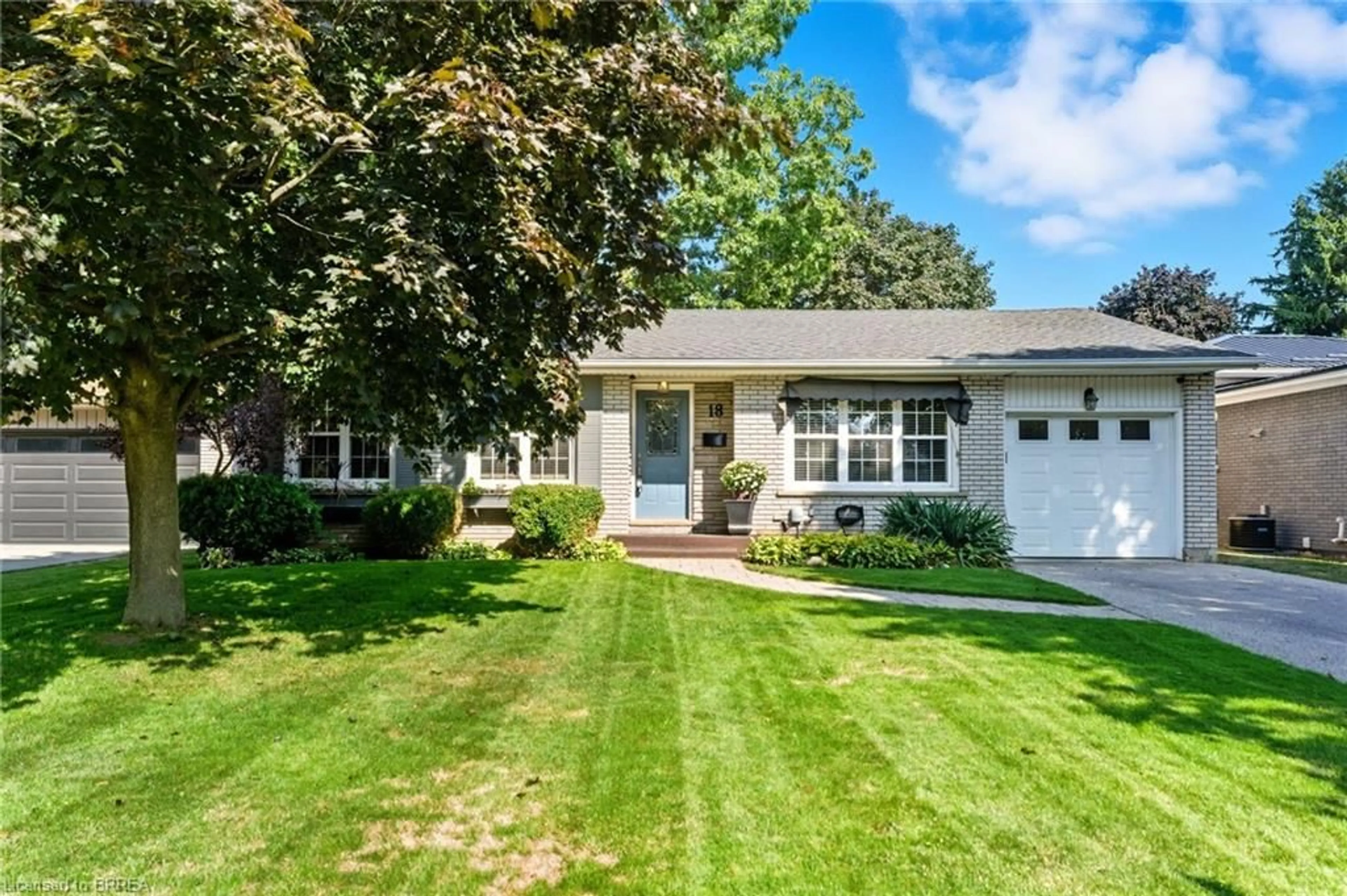 Home with vinyl exterior material, street for 18 Mcintosh Crt, Brantford Ontario N3R 5W9