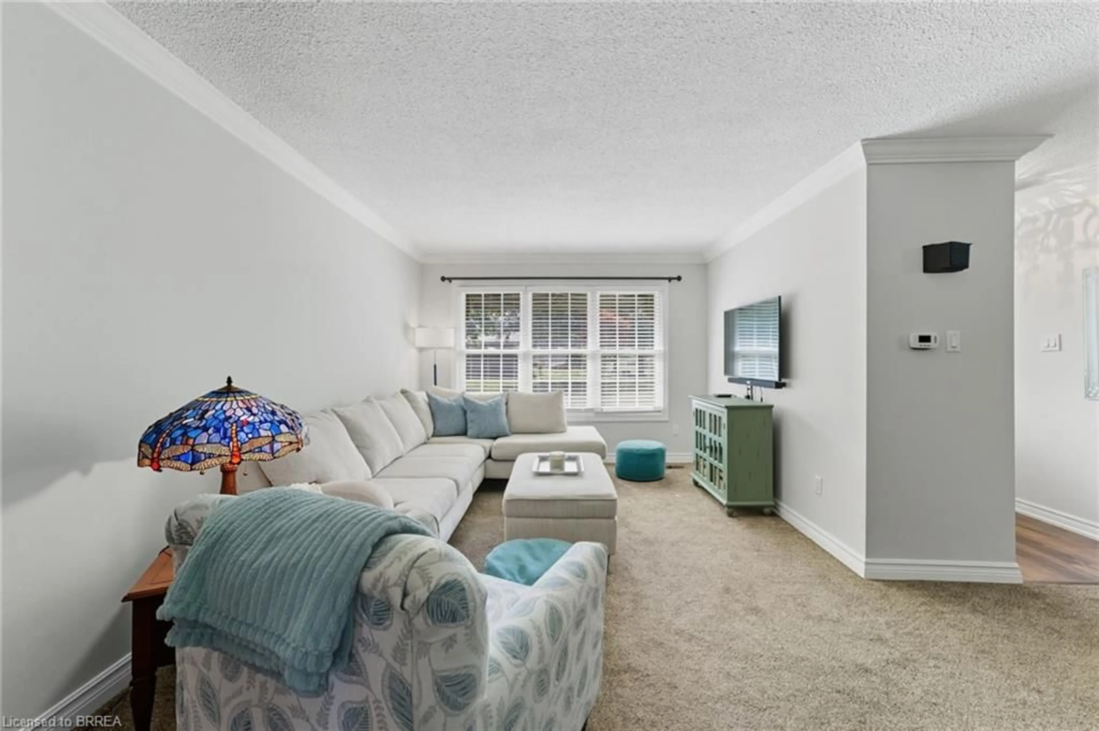 Living room with furniture, carpet floor for 18 Mcintosh Crt, Brantford Ontario N3R 5W9