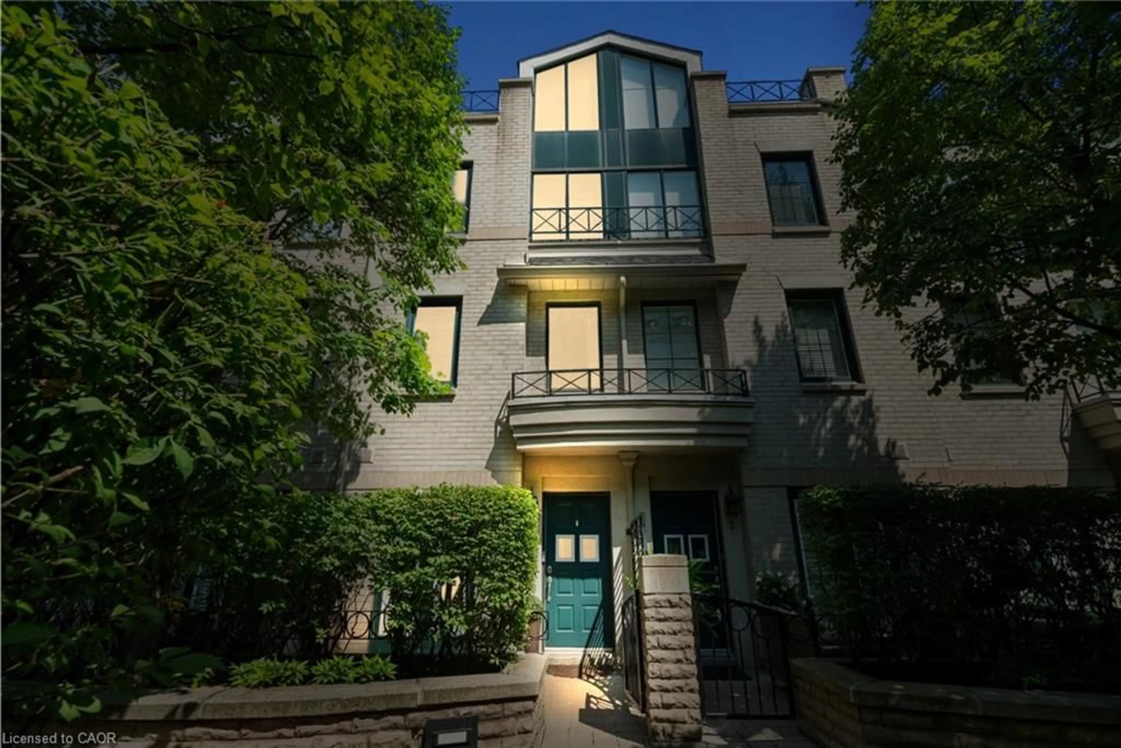 Patio, street for 1 Baxter St #8, Toronto Ontario M4W 3W1