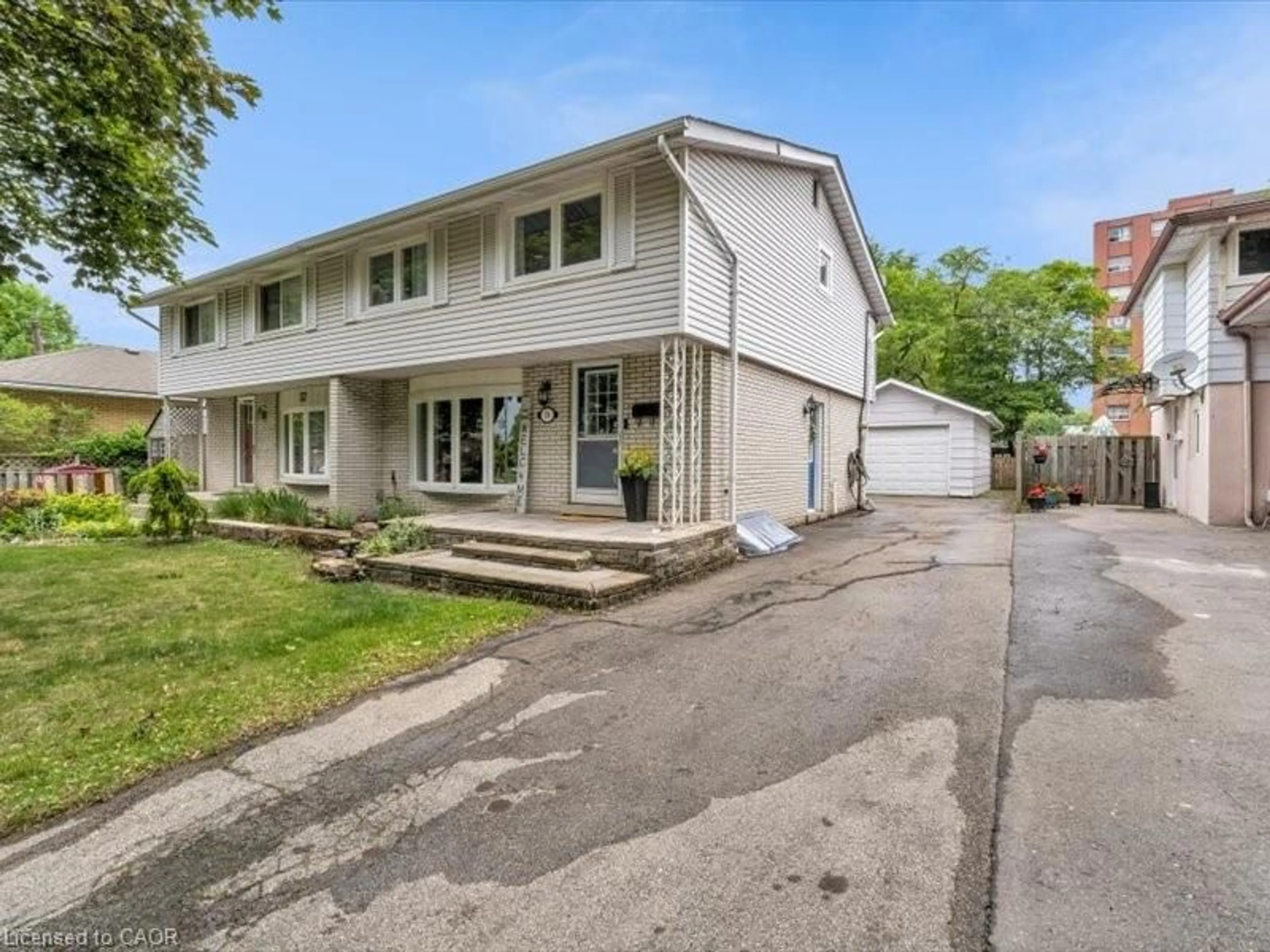 A pic from outside/outdoor area/front of a property/back of a property/a pic from drone, street for 39 Meadowlark Dr, Hamilton Ontario L9A 2K4