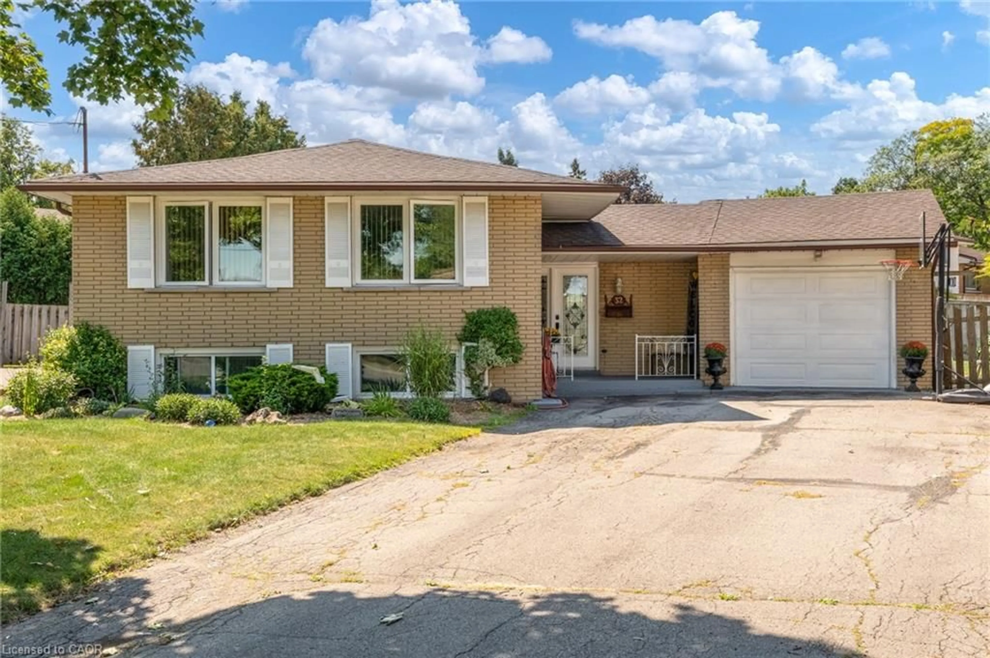 Home with brick exterior material, street for 32 Rialto Crt, Hamilton Ontario L9C 5T6