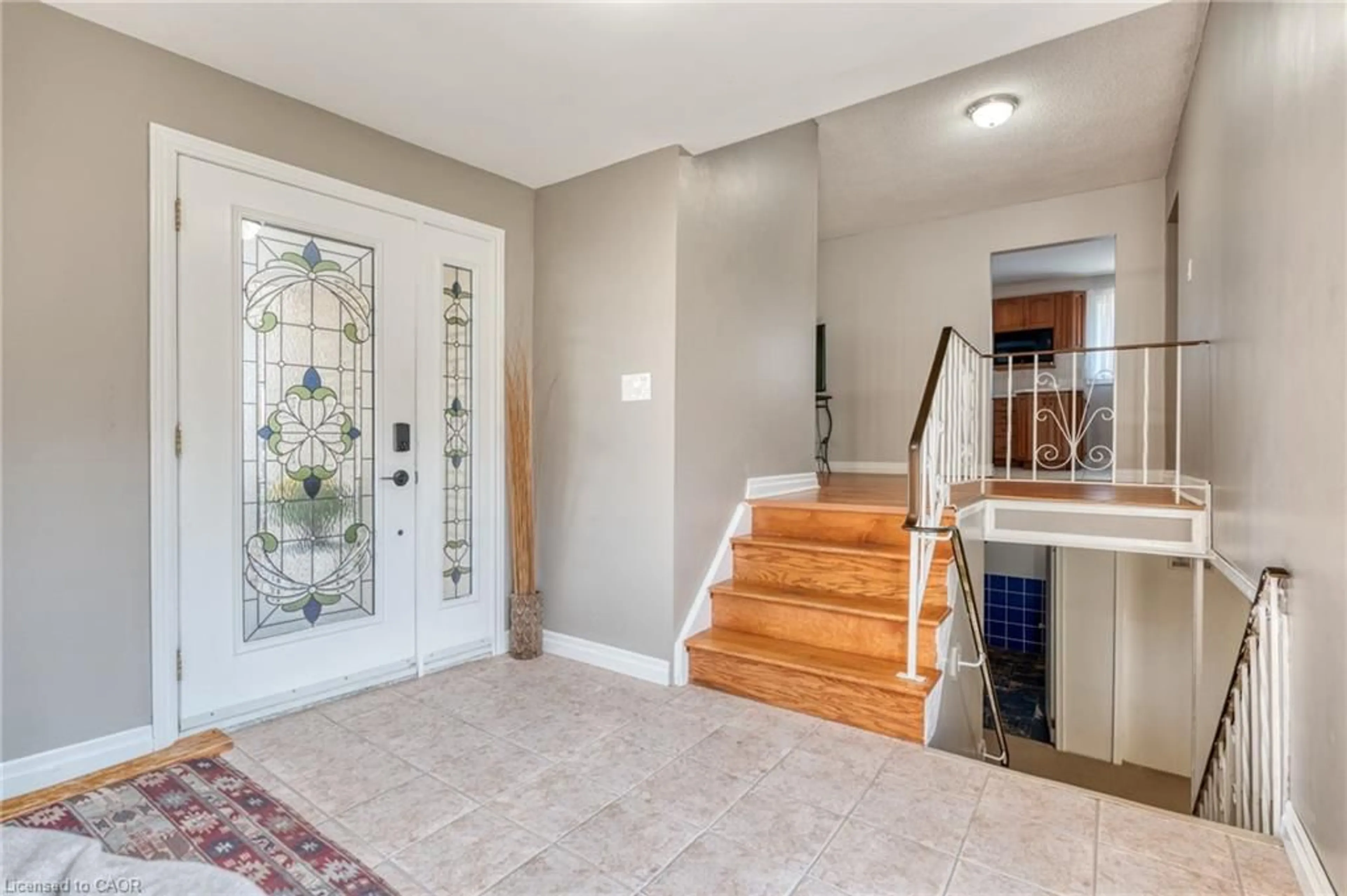 Indoor entryway for 32 Rialto Crt, Hamilton Ontario L9C 5T6