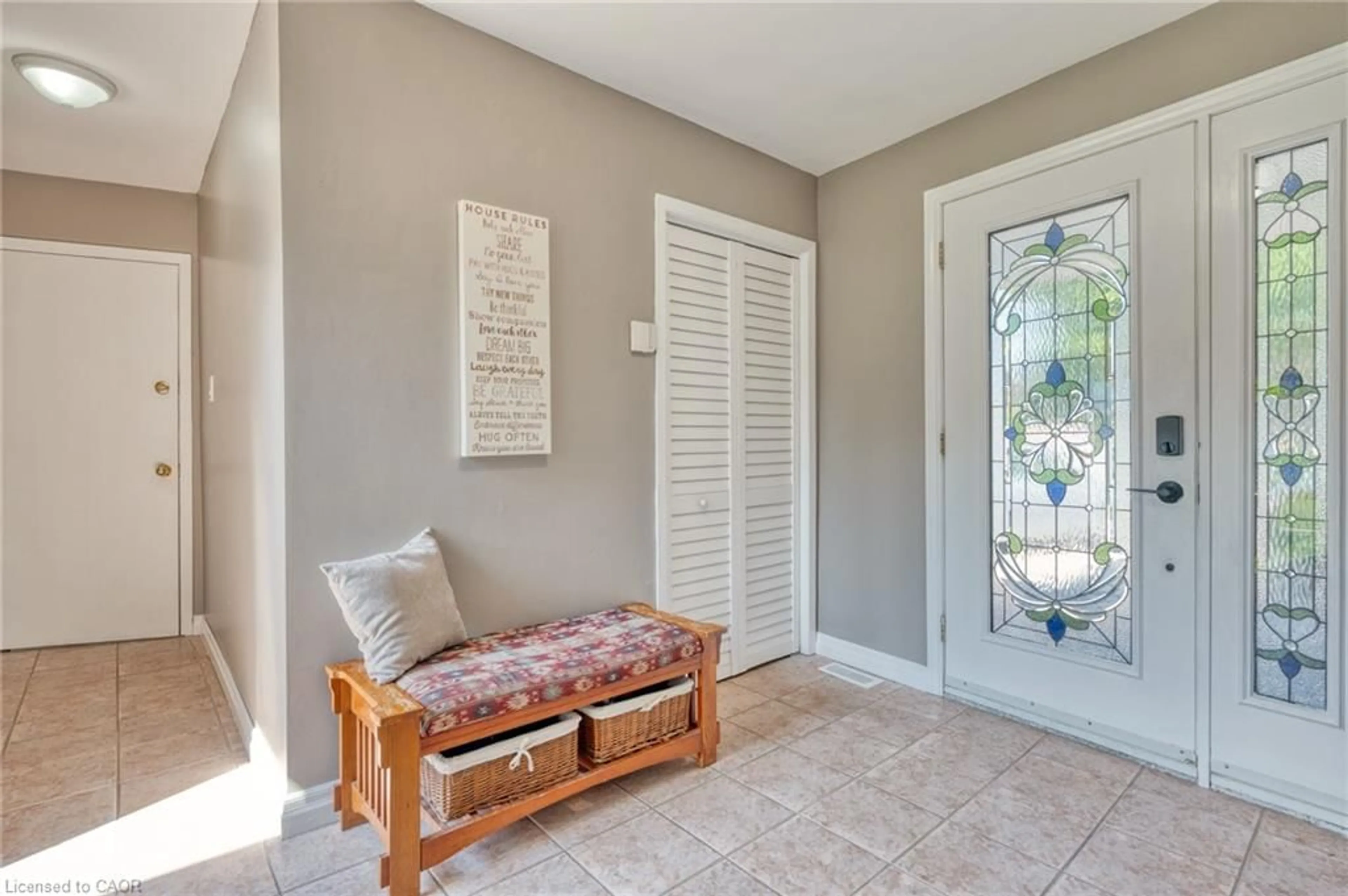Indoor entryway for 32 Rialto Crt, Hamilton Ontario L9C 5T6