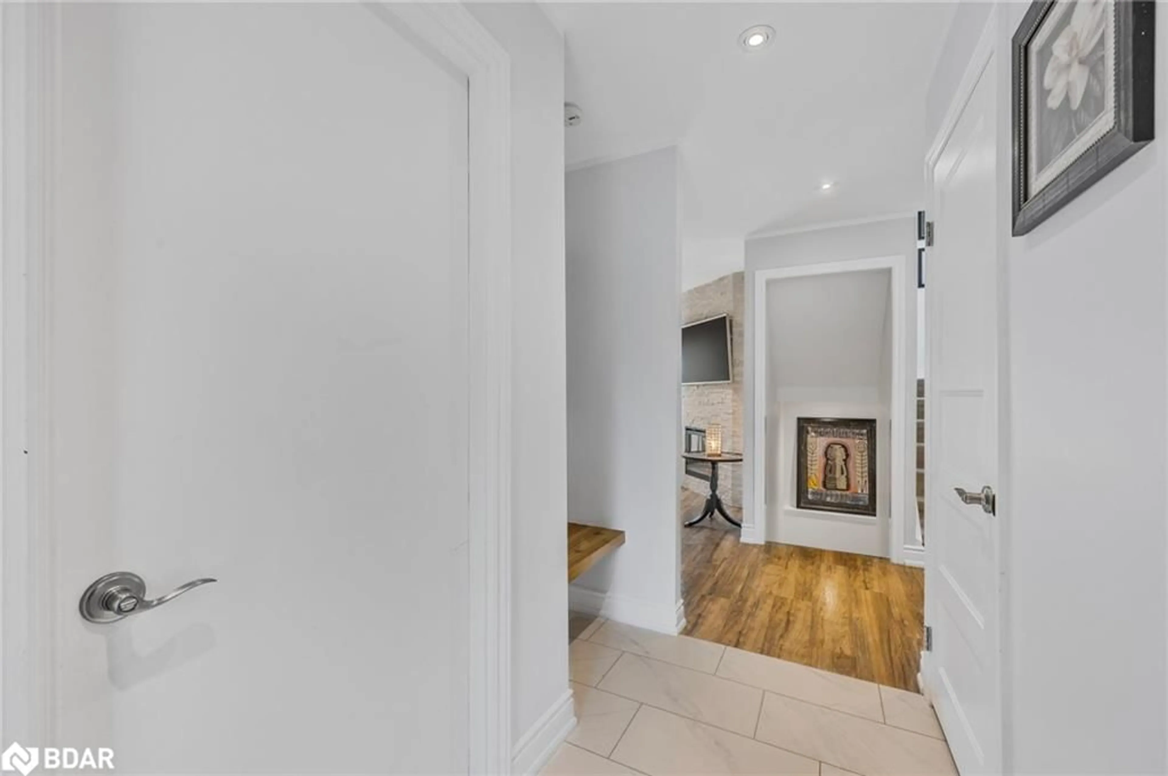 Indoor entryway for 85 Elizabeth St, Barrie Ontario L4N 6P2