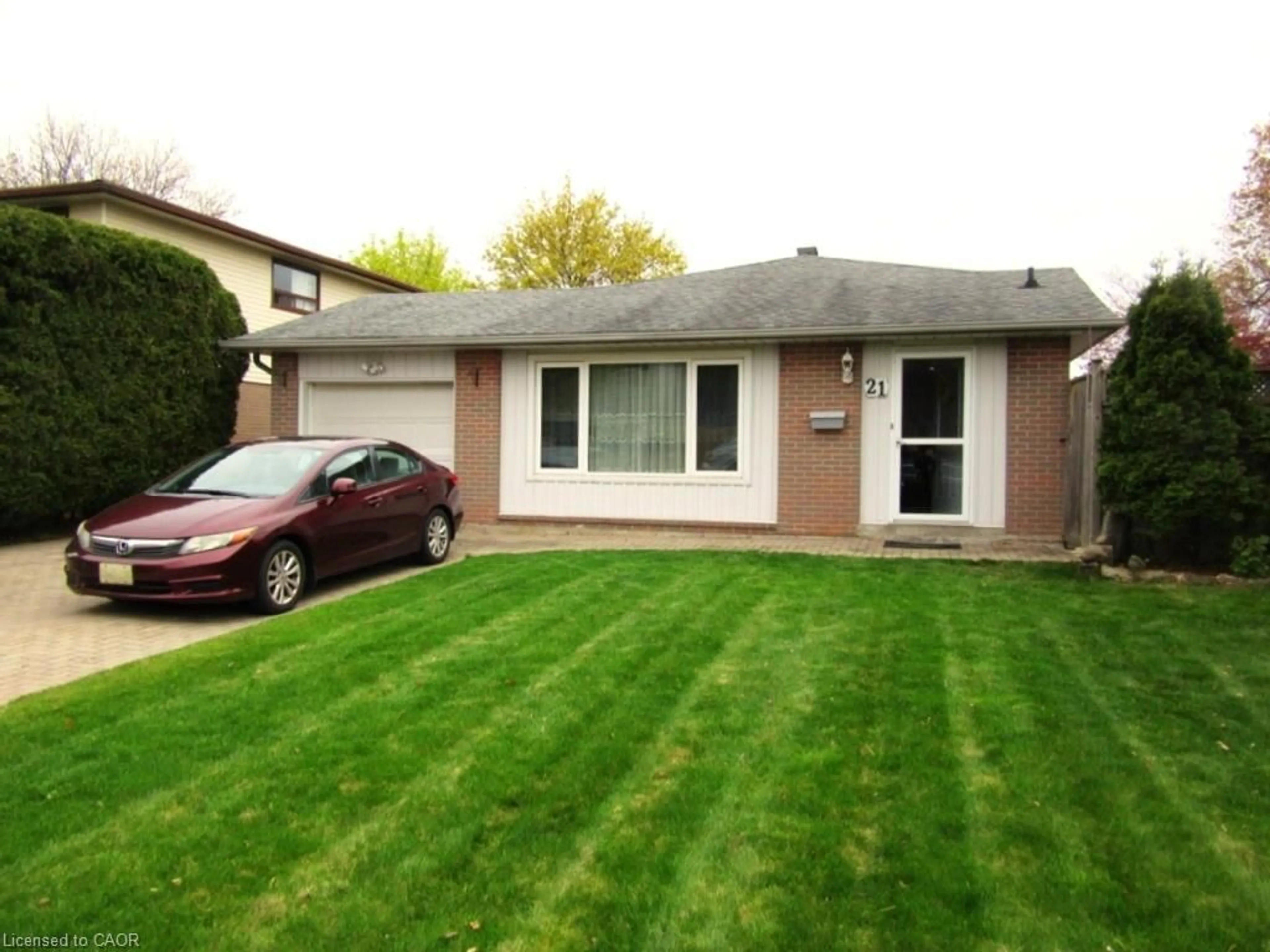 Home with vinyl exterior material, street for 21 Willis Dr, Brampton Ontario L6W 1A8