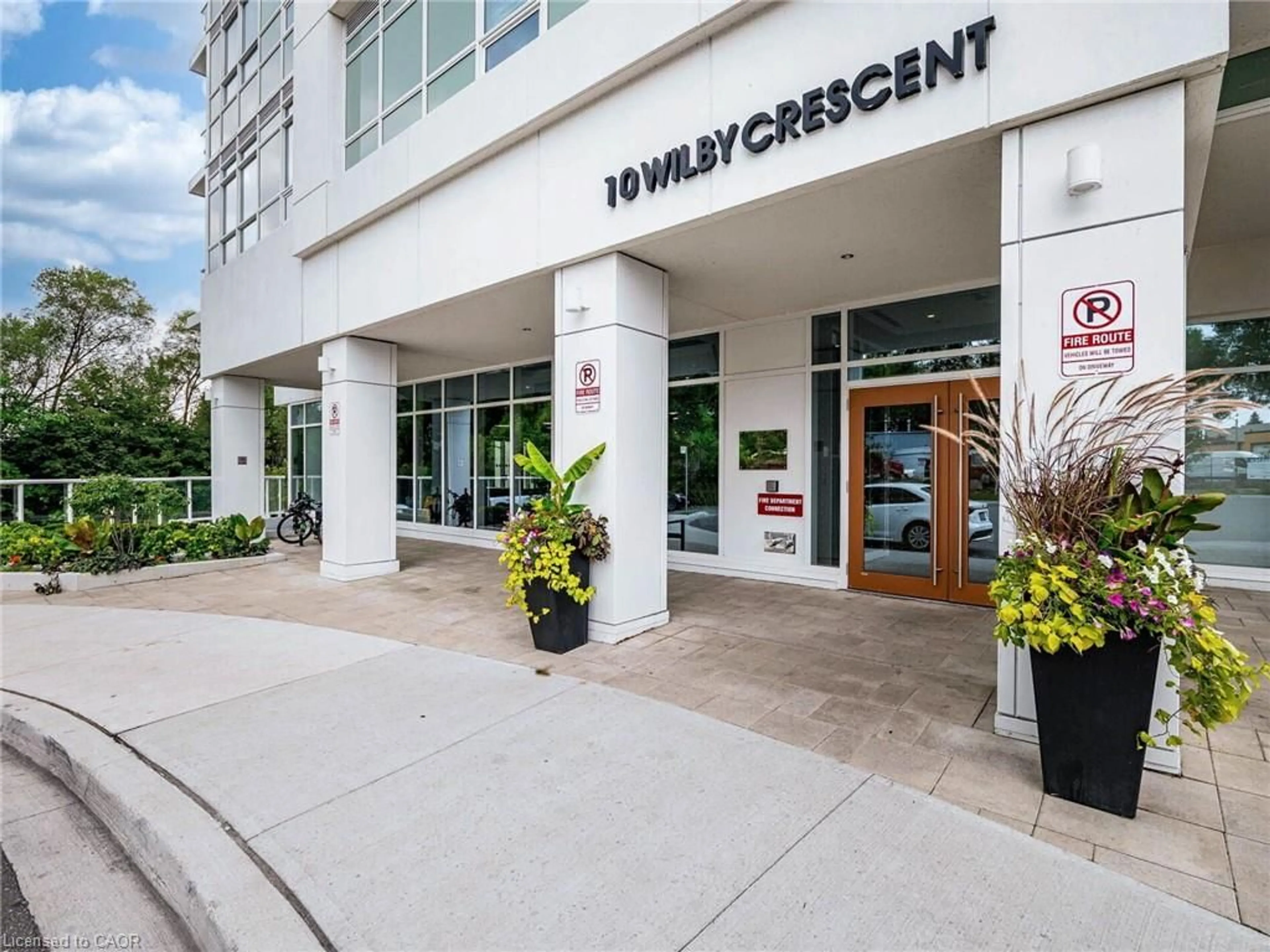 Indoor foyer for 10 Wilby Cres Cres #2, Toronto Ontario M9B 0B6