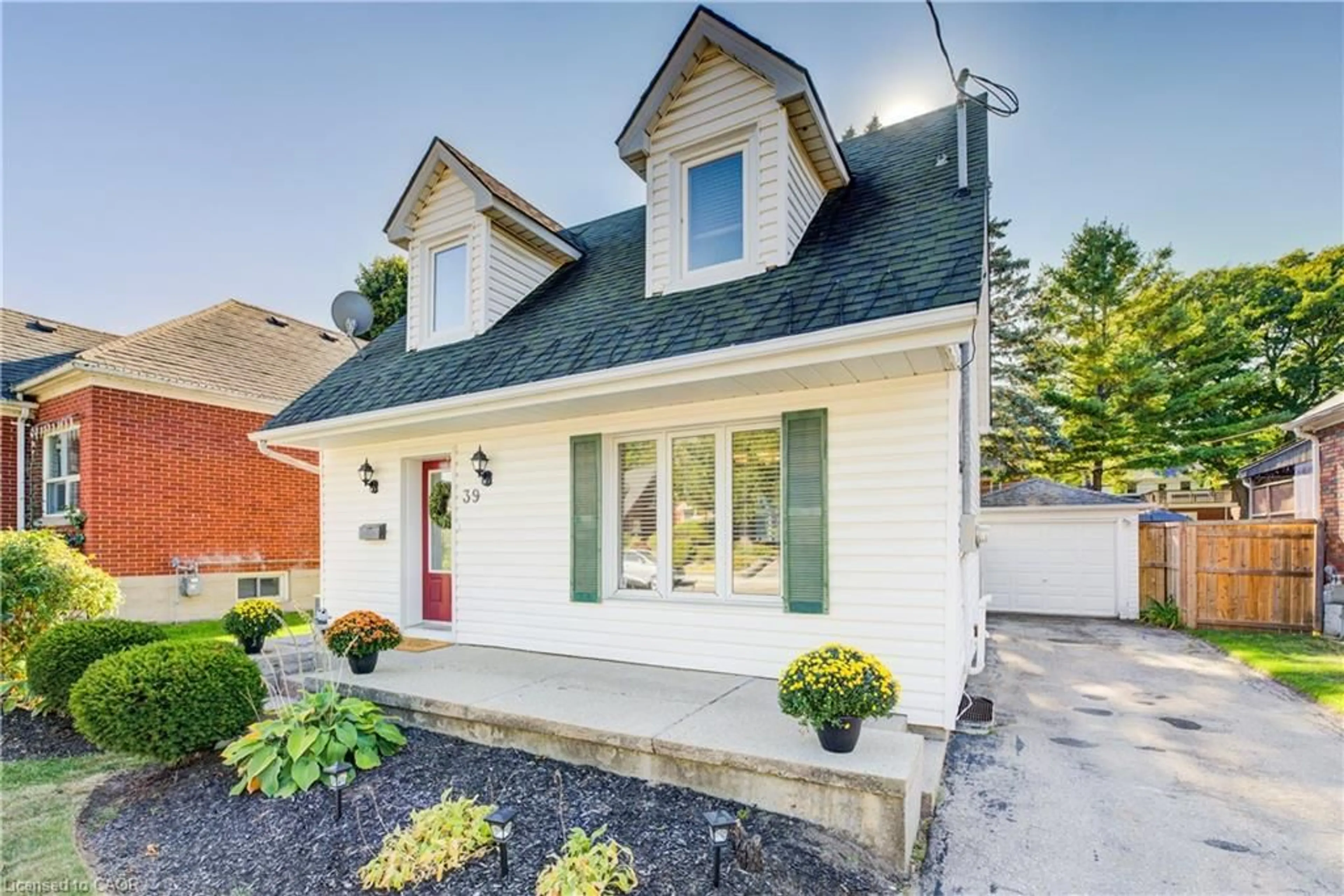 Home with brick exterior material, street for 39 Dunham Ave, Kitchener Ontario N2H 1Z9