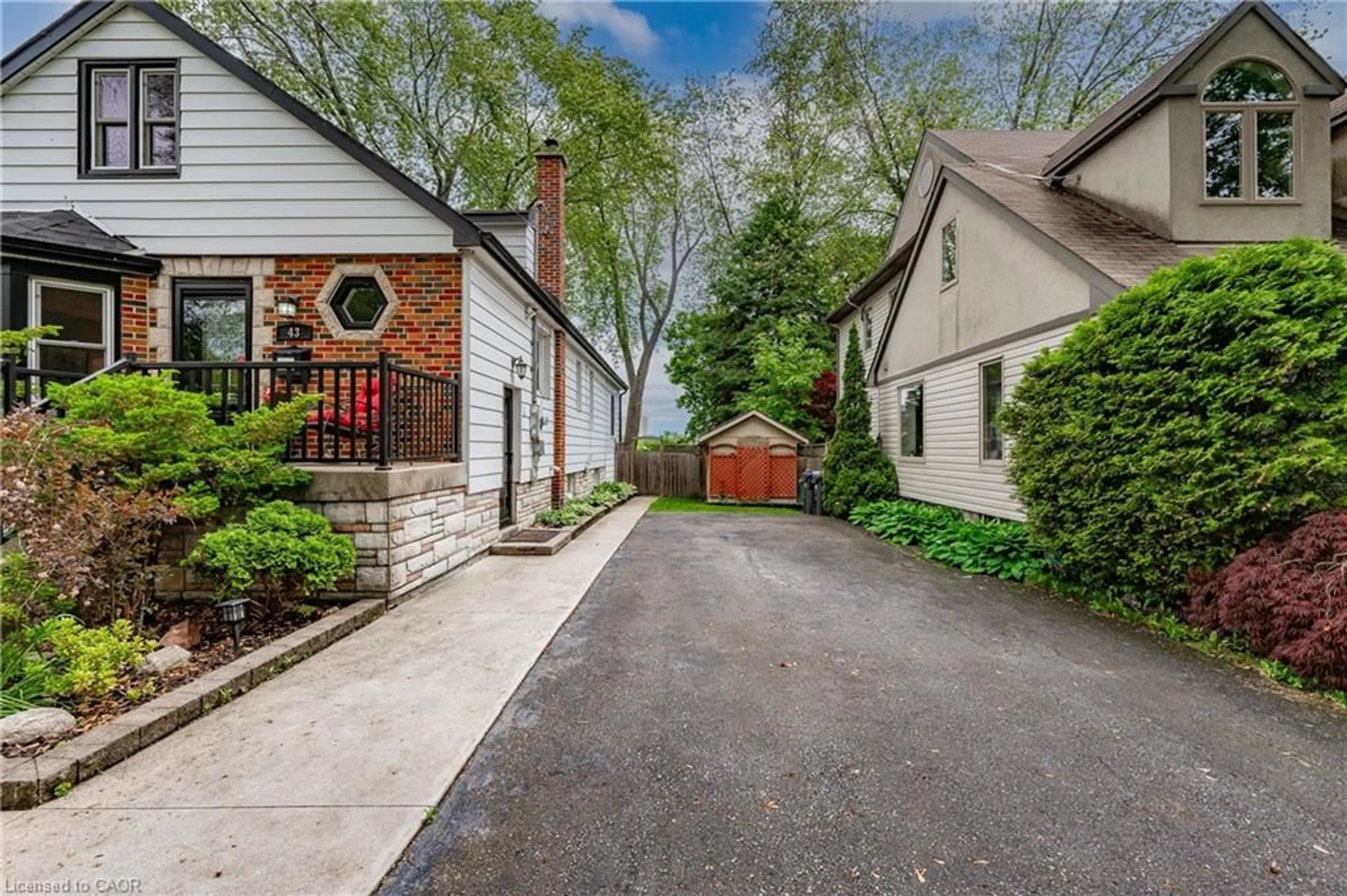 Patio, street for 43 Pine Ave, Mississauga Ontario L5H 2P5