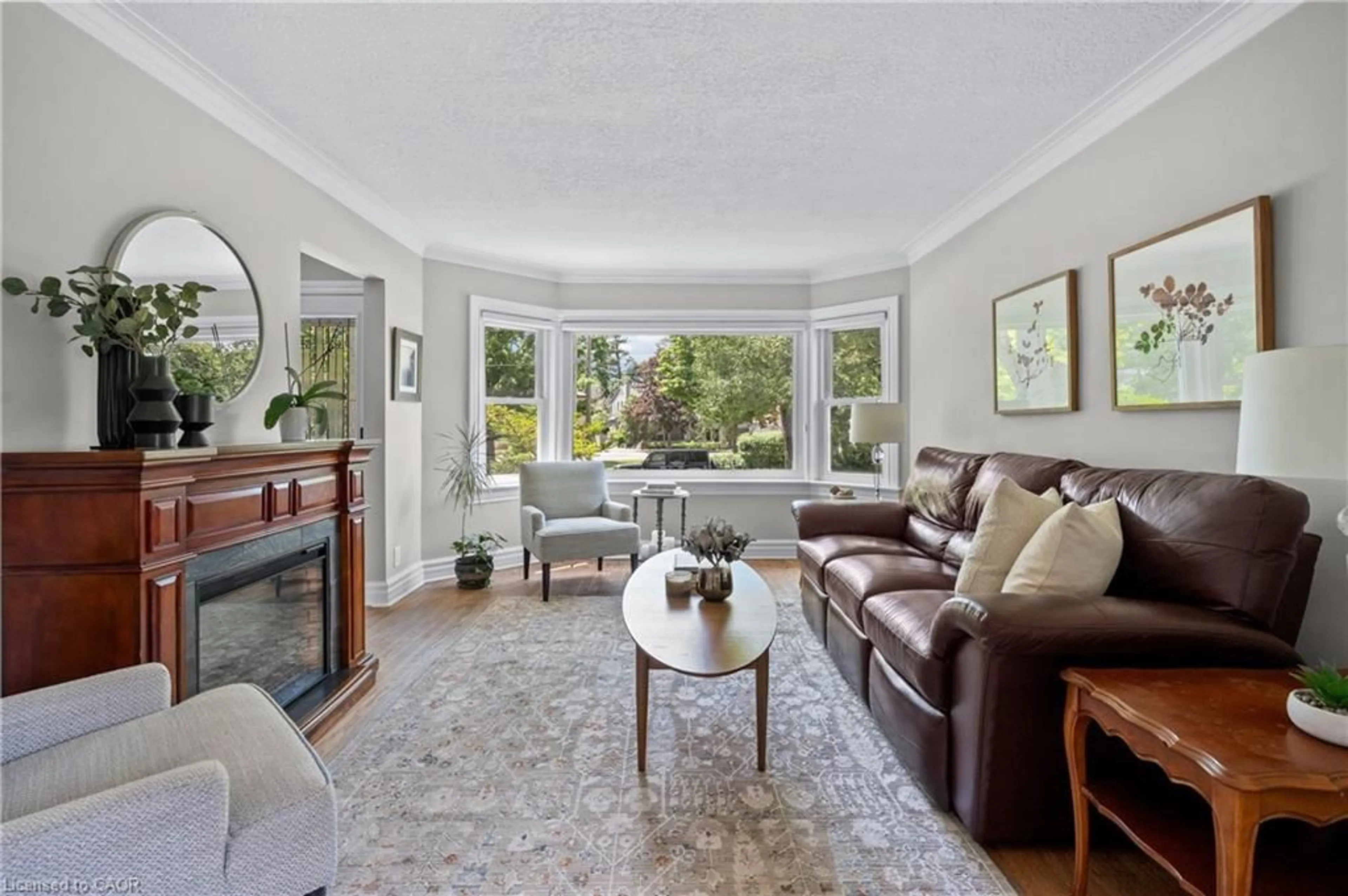 Living room with furniture, unknown for 43 Pine Ave, Mississauga Ontario L5H 2P5