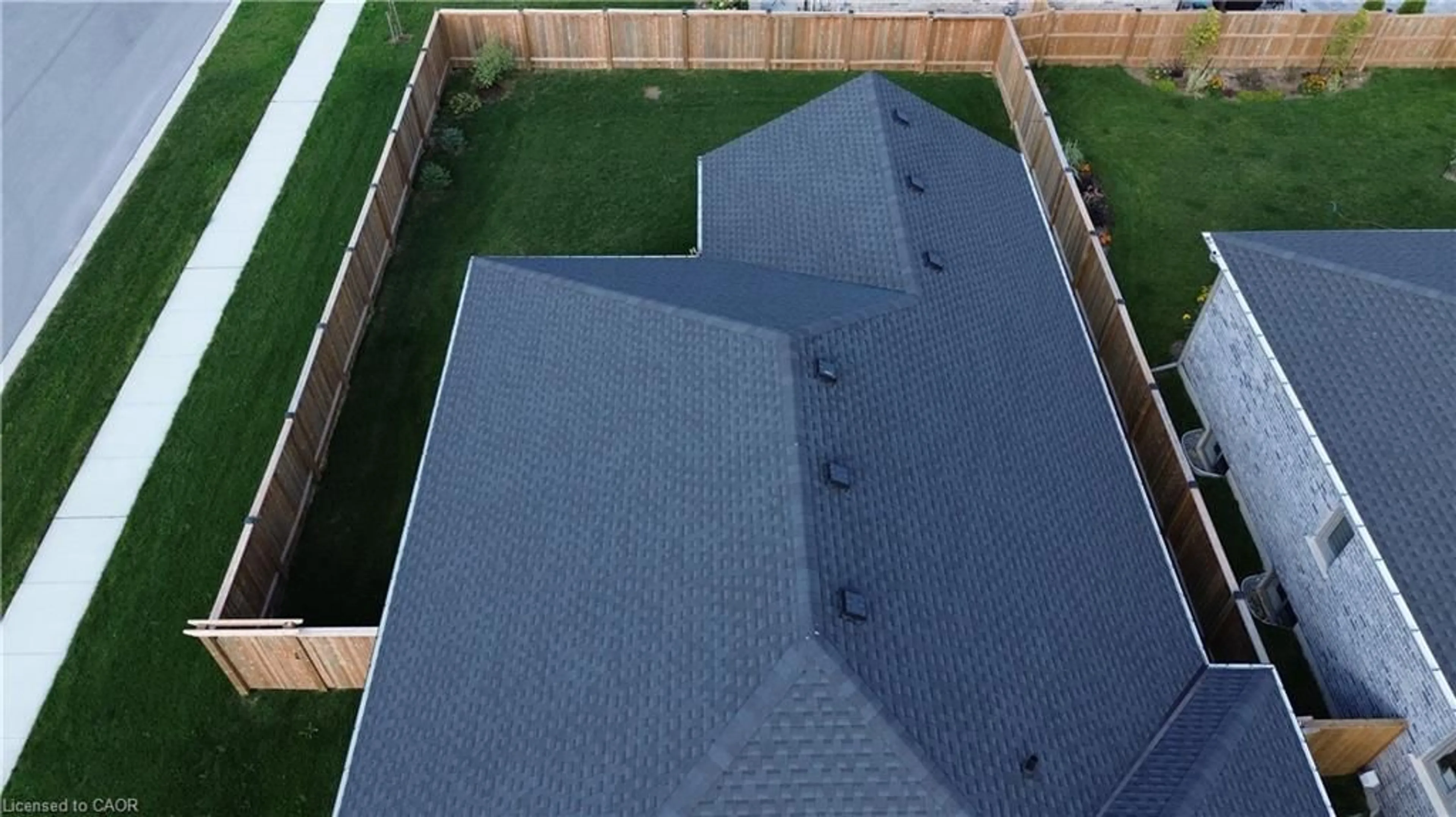 A pic from outside/outdoor area/front of a property/back of a property/a pic from drone, unknown for 1095 Kincaid St, Listowel Ontario N4W 0J8