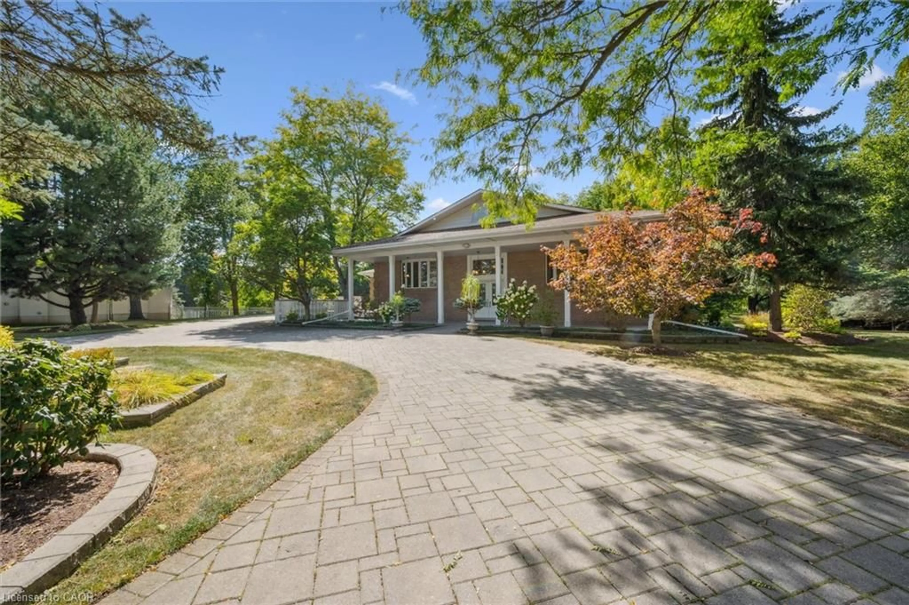 A pic from outside/outdoor area/front of a property/back of a property/a pic from drone, street for 35 Charing Cross, Waterloo Ontario N2J 4G8