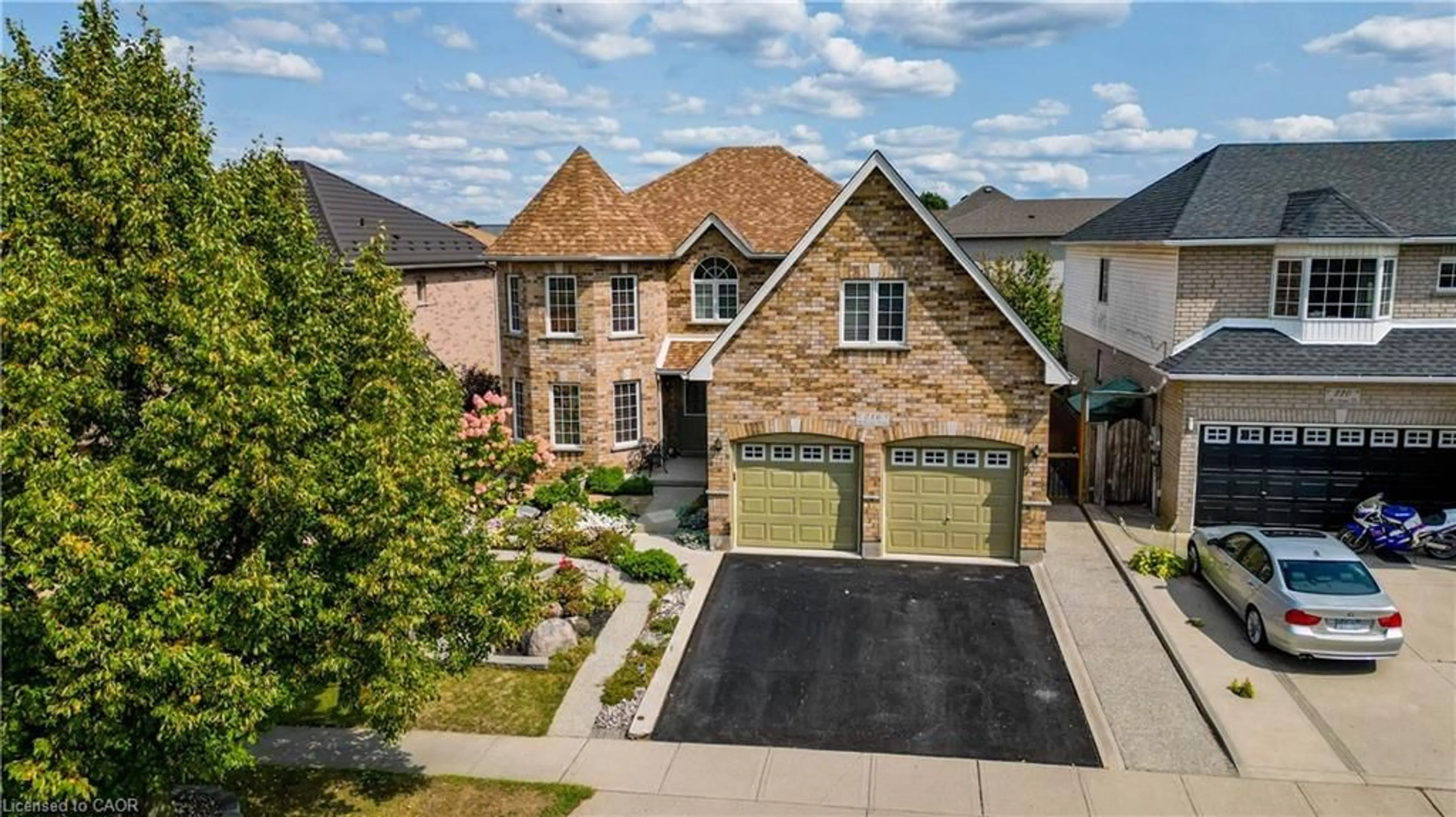 A pic from outside/outdoor area/front of a property/back of a property/a pic from drone, street for 216 Mcnichol Dr, Cambridge Ontario N1P 1J3