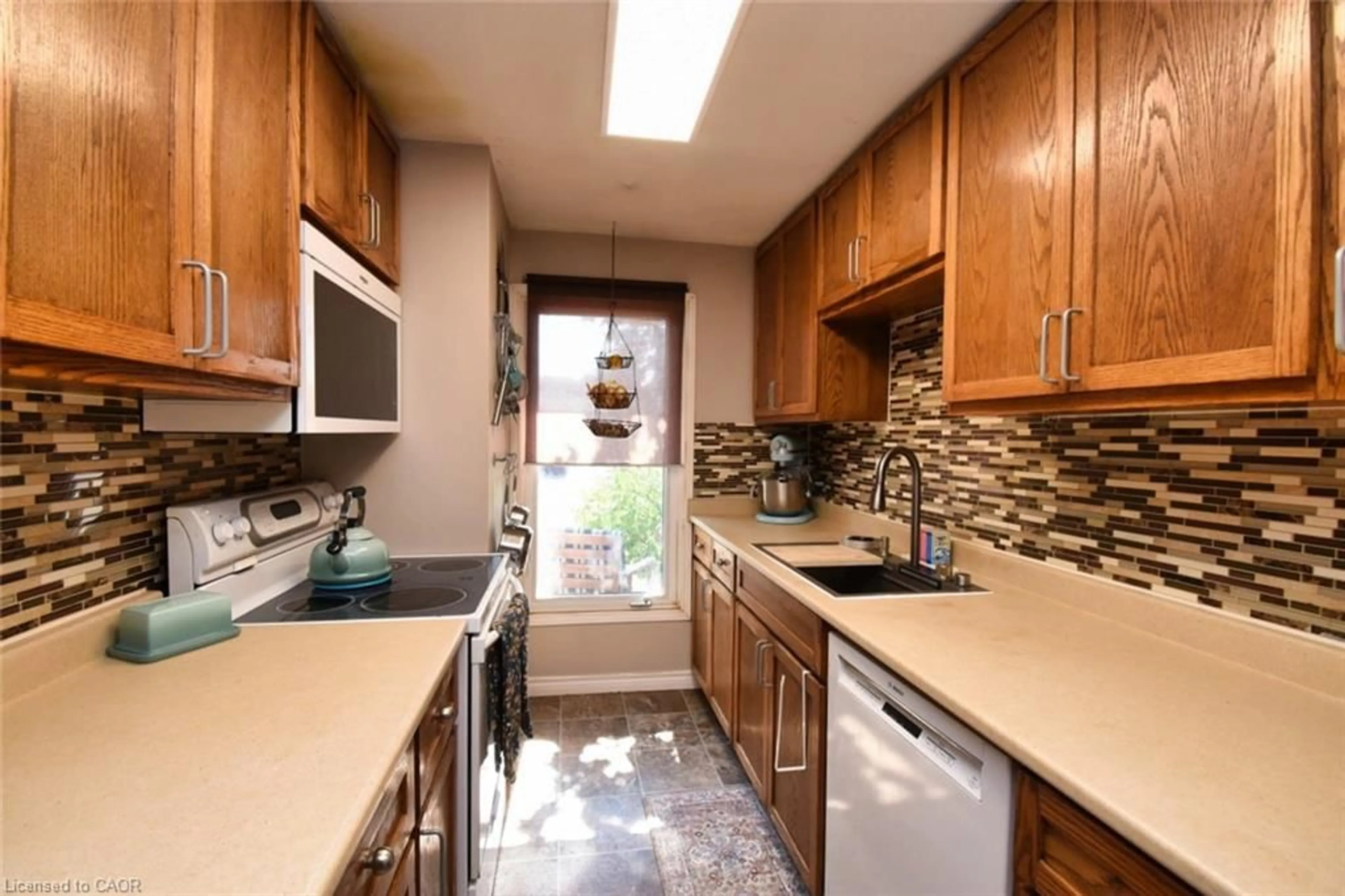 Standard kitchen, ceramic/tile floor for 302 Linden Dr, Cambridge Ontario N3H 4Y2