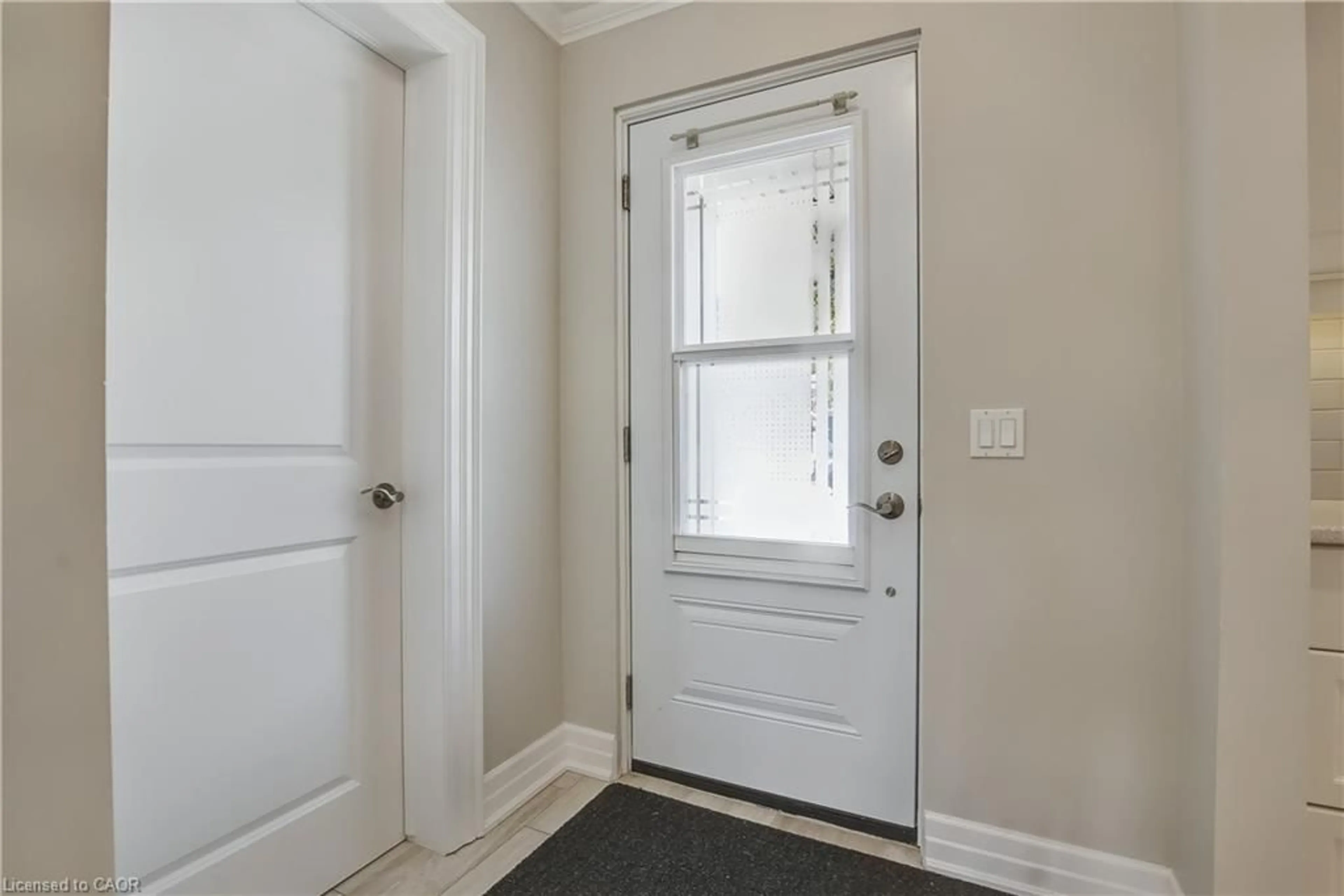 Indoor entryway for 47 Szollosy Cir, Hamilton Ontario L9B 1T8