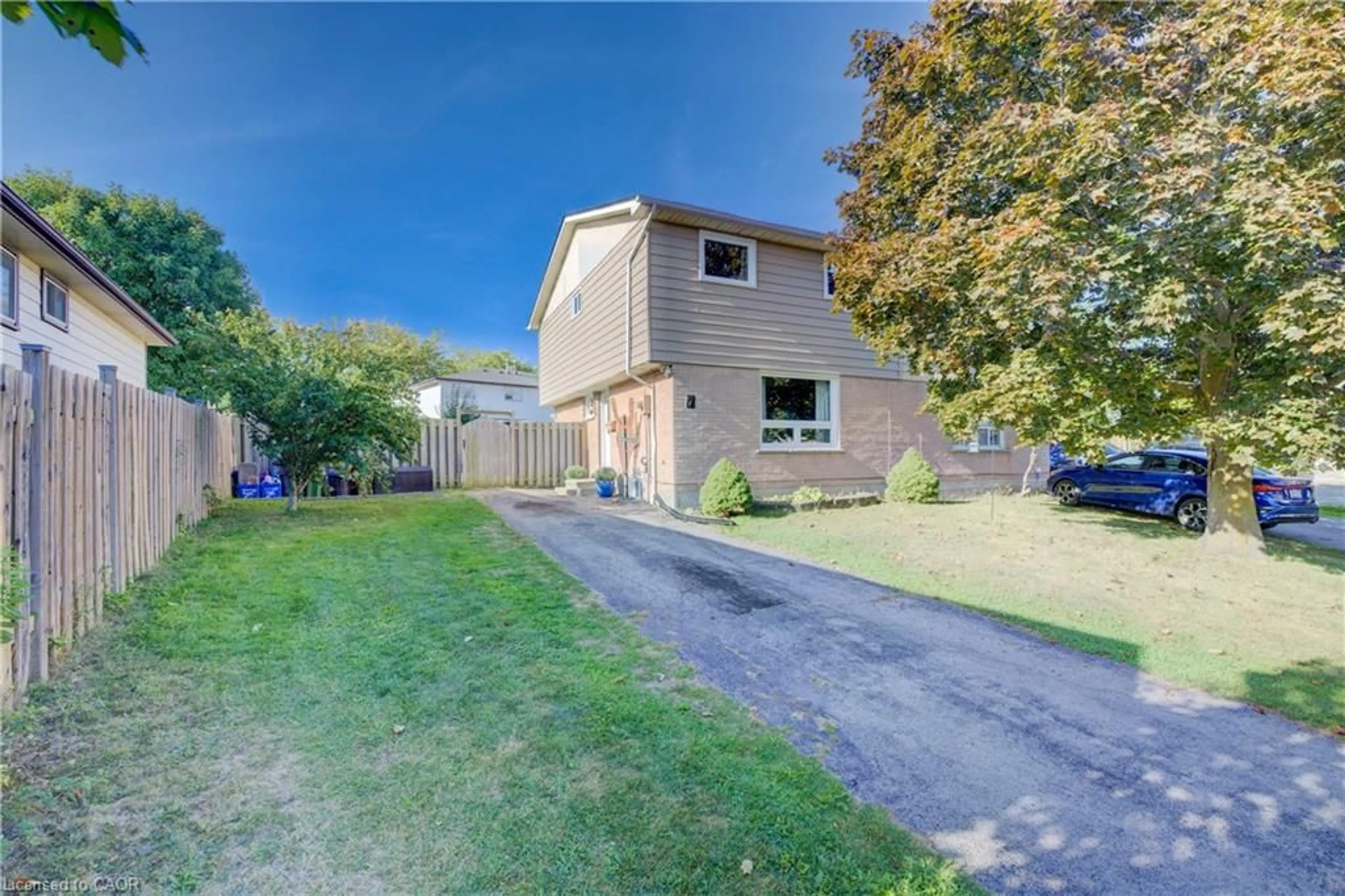A pic from outside/outdoor area/front of a property/back of a property/a pic from drone, street for 7 Fuller Crt, Stoney Creek Ontario L8J 1H3