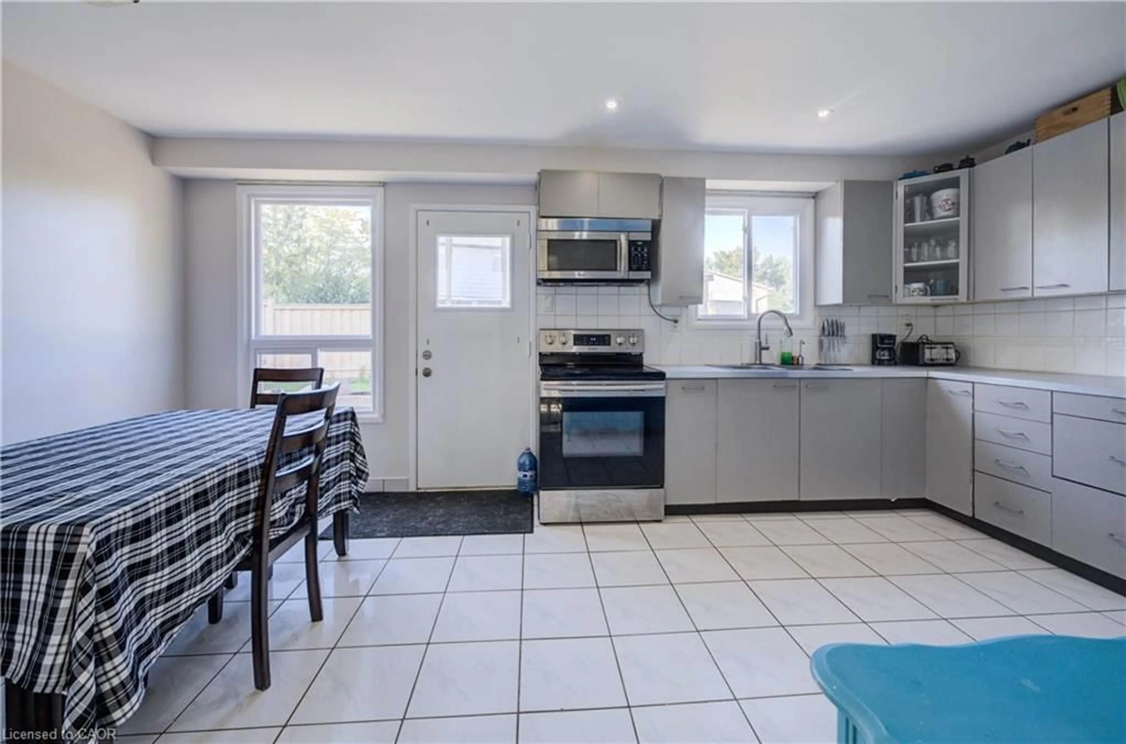 Standard kitchen, ceramic/tile floor for 7 Fuller Crt, Stoney Creek Ontario L8J 1H3