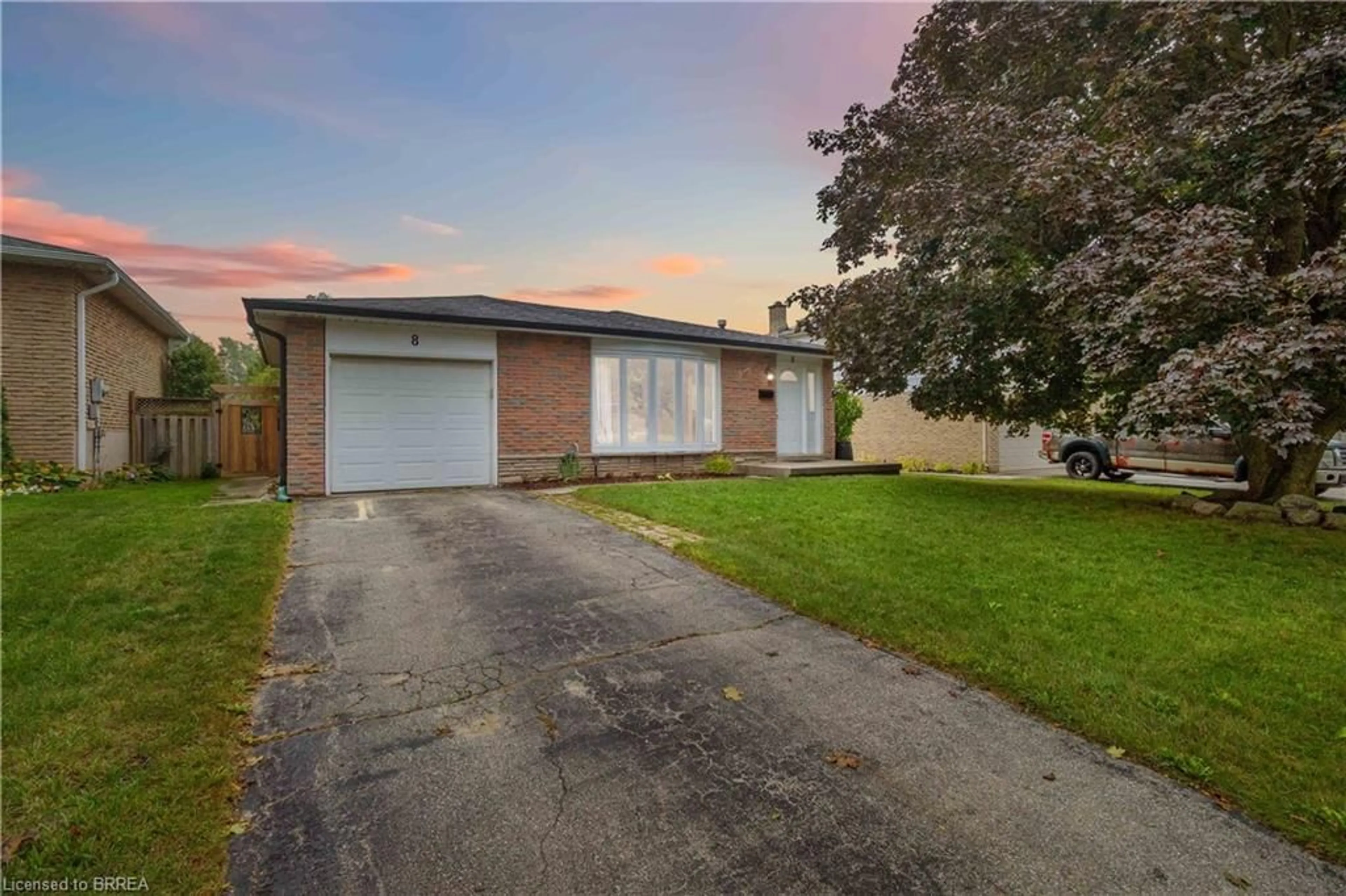 A pic from outside/outdoor area/front of a property/back of a property/a pic from drone, street for 8 Sandy Row, Brantford Ontario N3T 5Z4