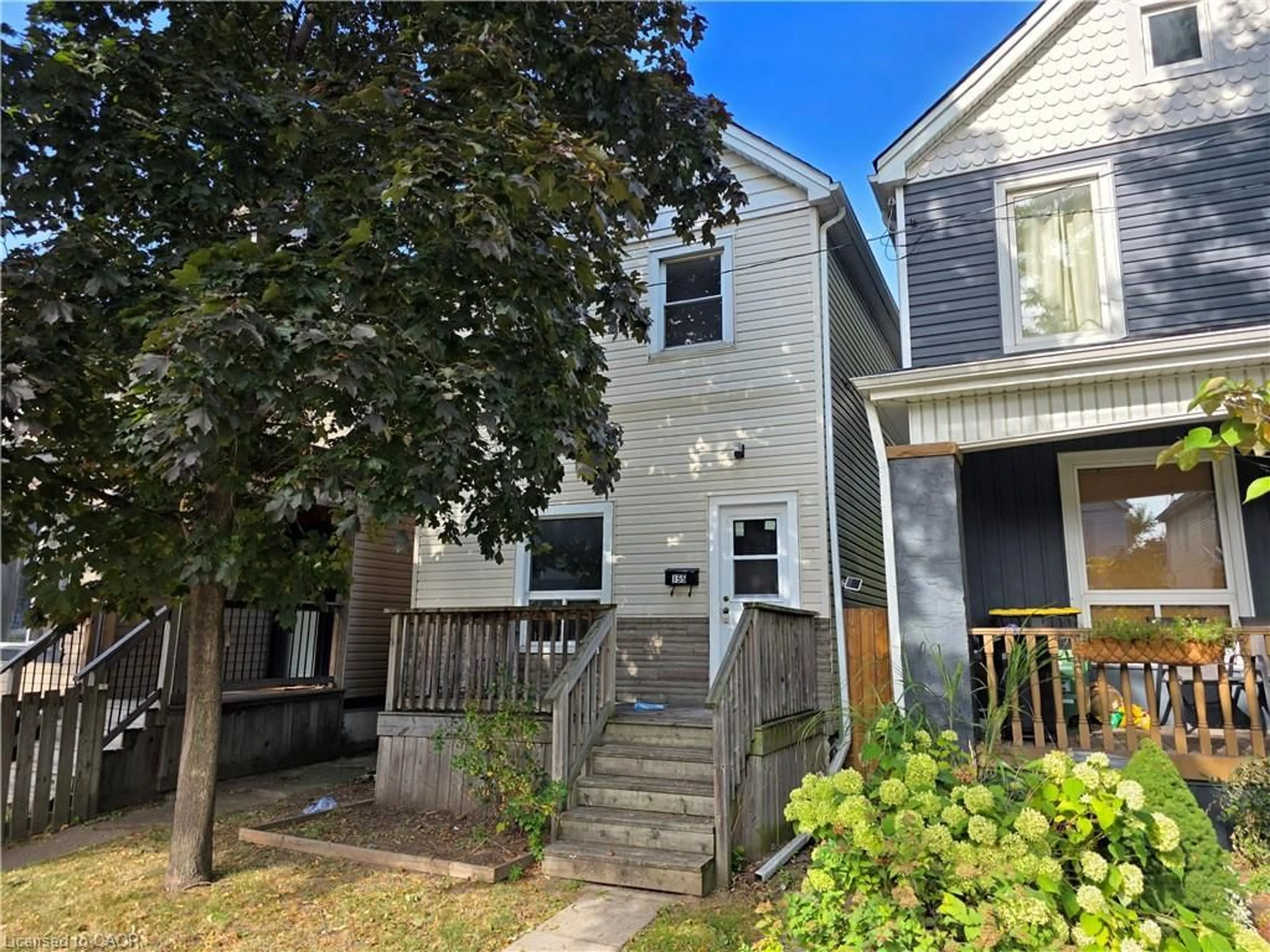 Home with vinyl exterior material, street for 155 Avondale St, Hamilton Ontario L8L 7C1