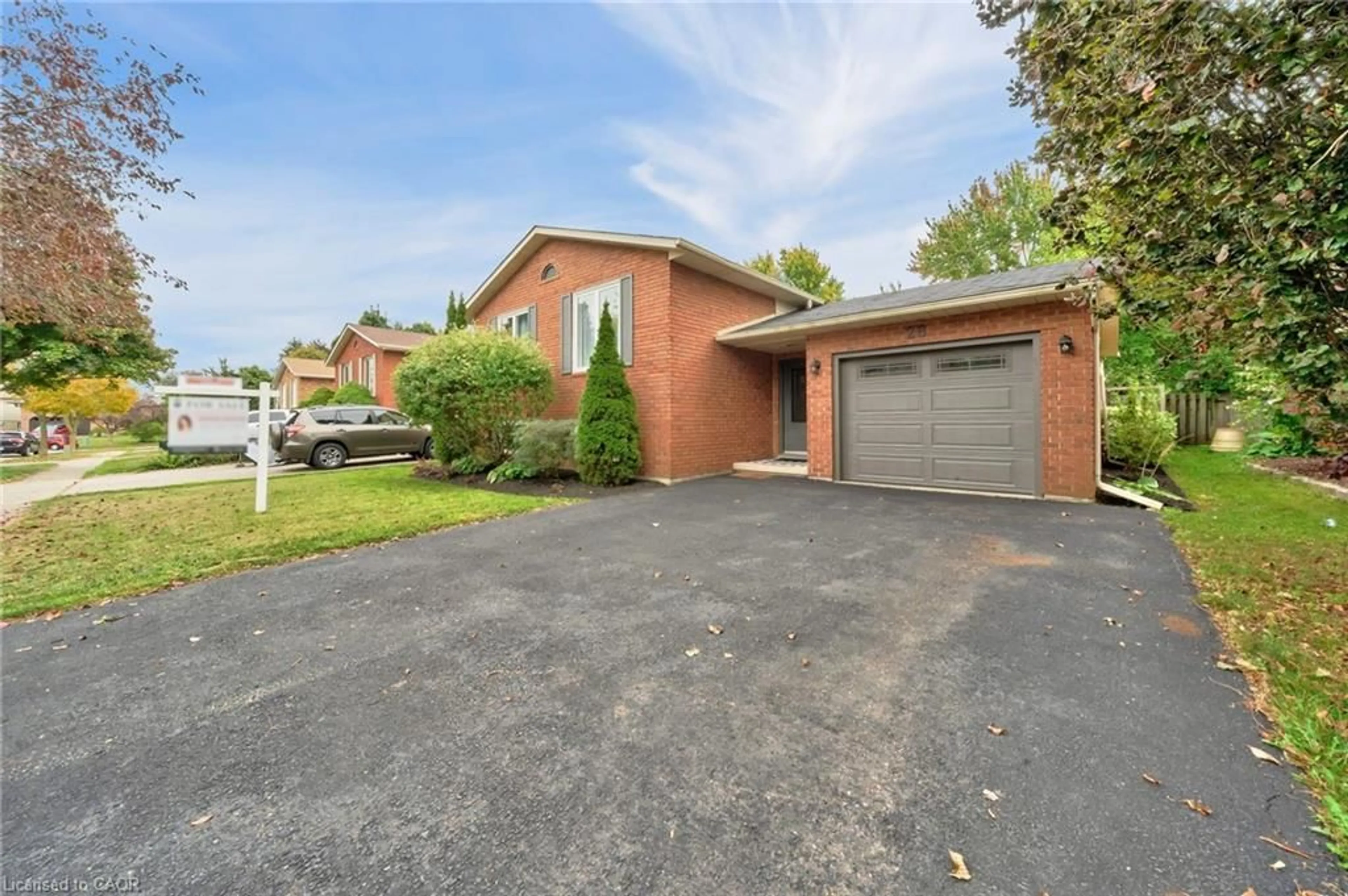 Home with brick exterior material, street for 28 Lynden Hill Cres, Brantford Ontario N3P 1R3