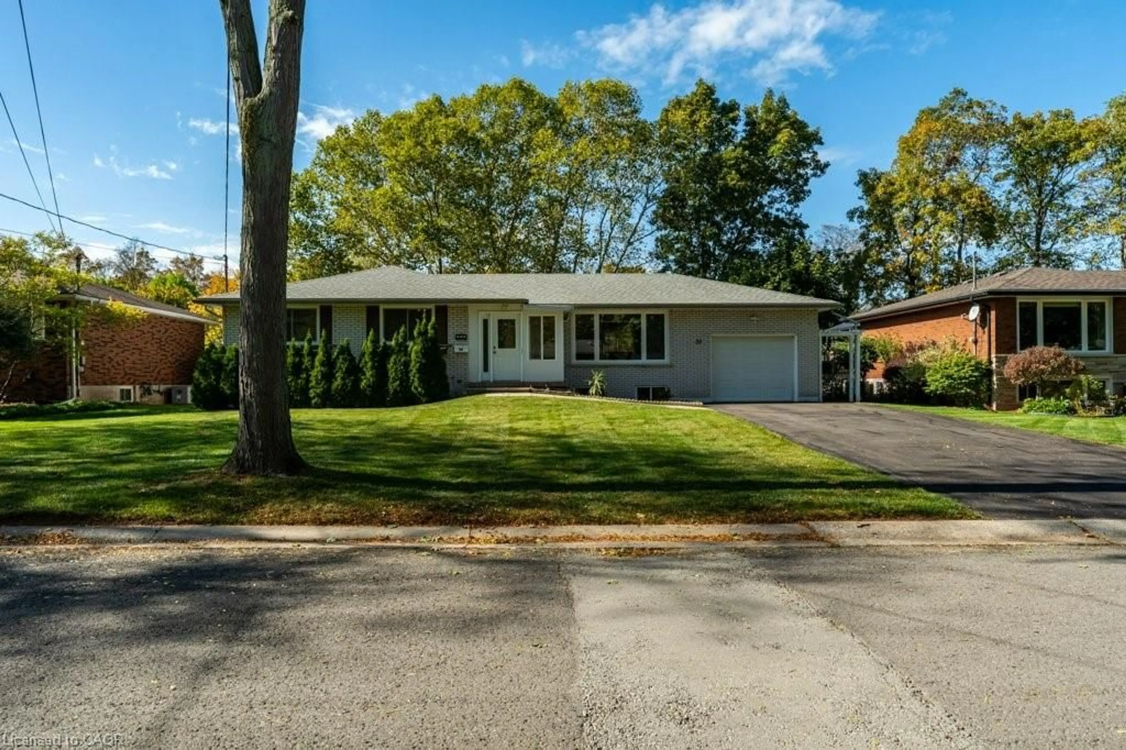 Home with vinyl exterior material, street for 30 Leawood Dr, Grimsby Ontario L3M 4E2