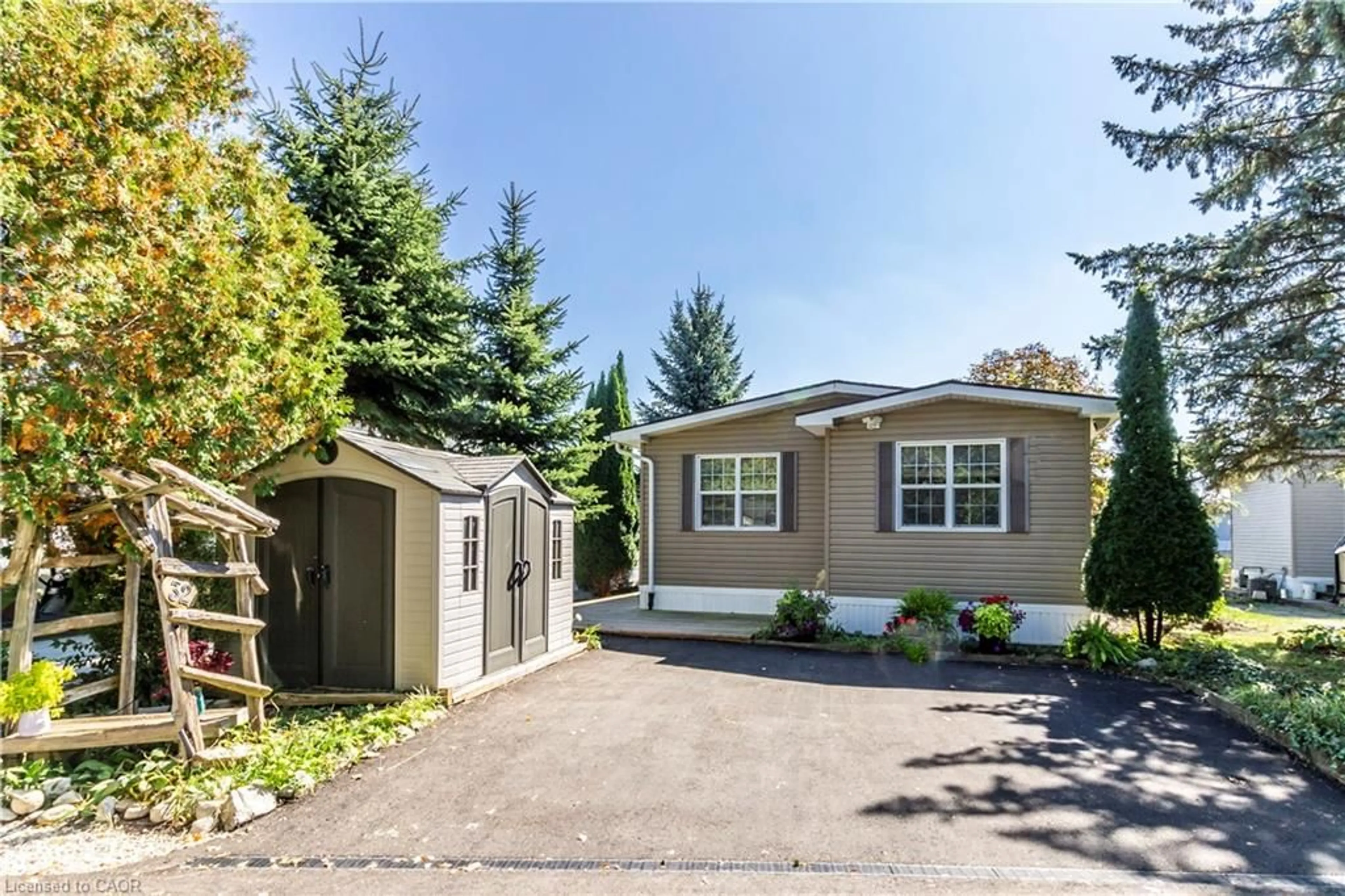 Home with vinyl exterior material, street for 32 Jasper Heights Pvt Pvt, Puslinch Ontario N0B 2J0