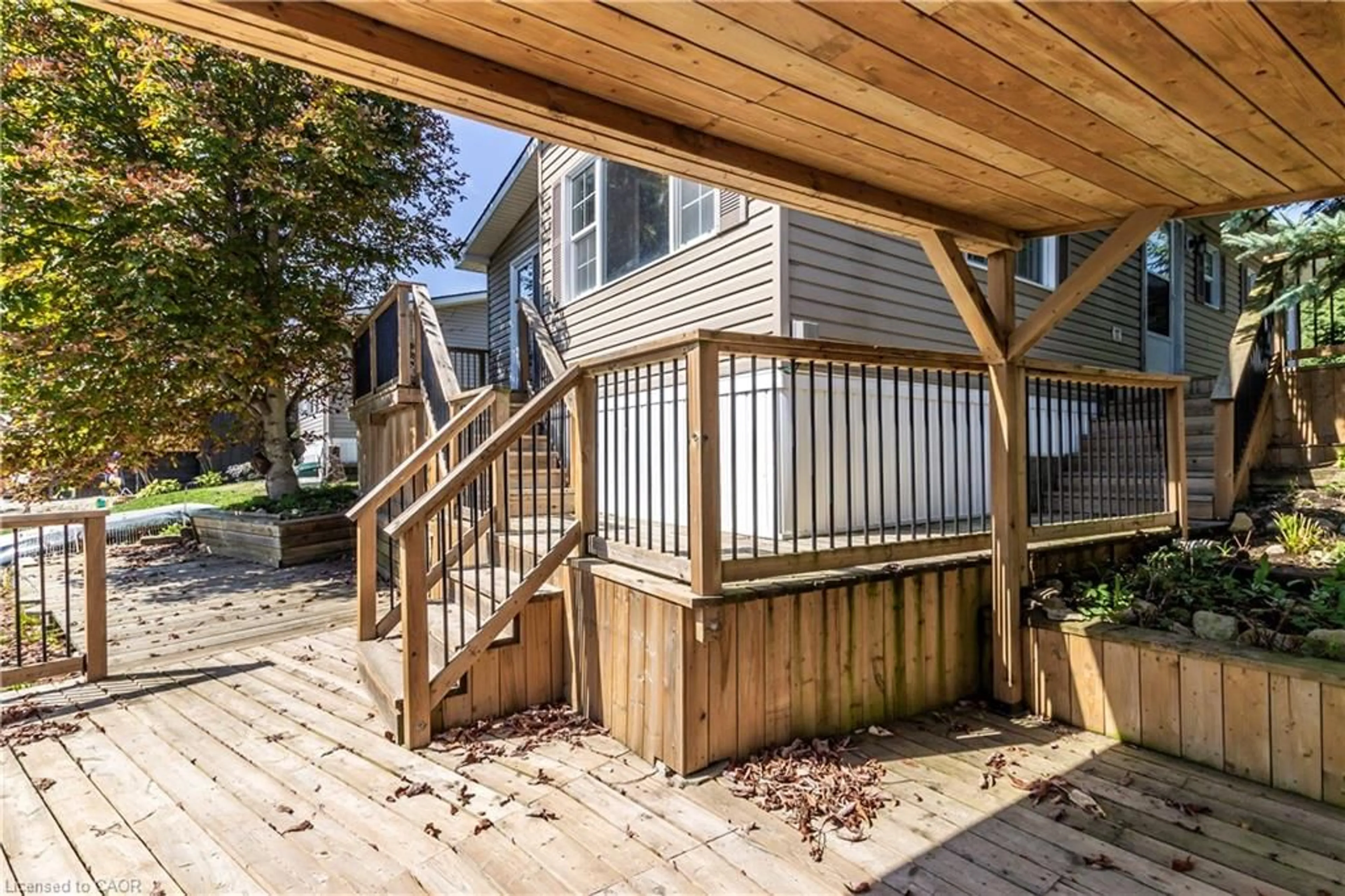 Patio, street for 32 Jasper Heights Pvt, Puslinch Ontario N0B 2J0