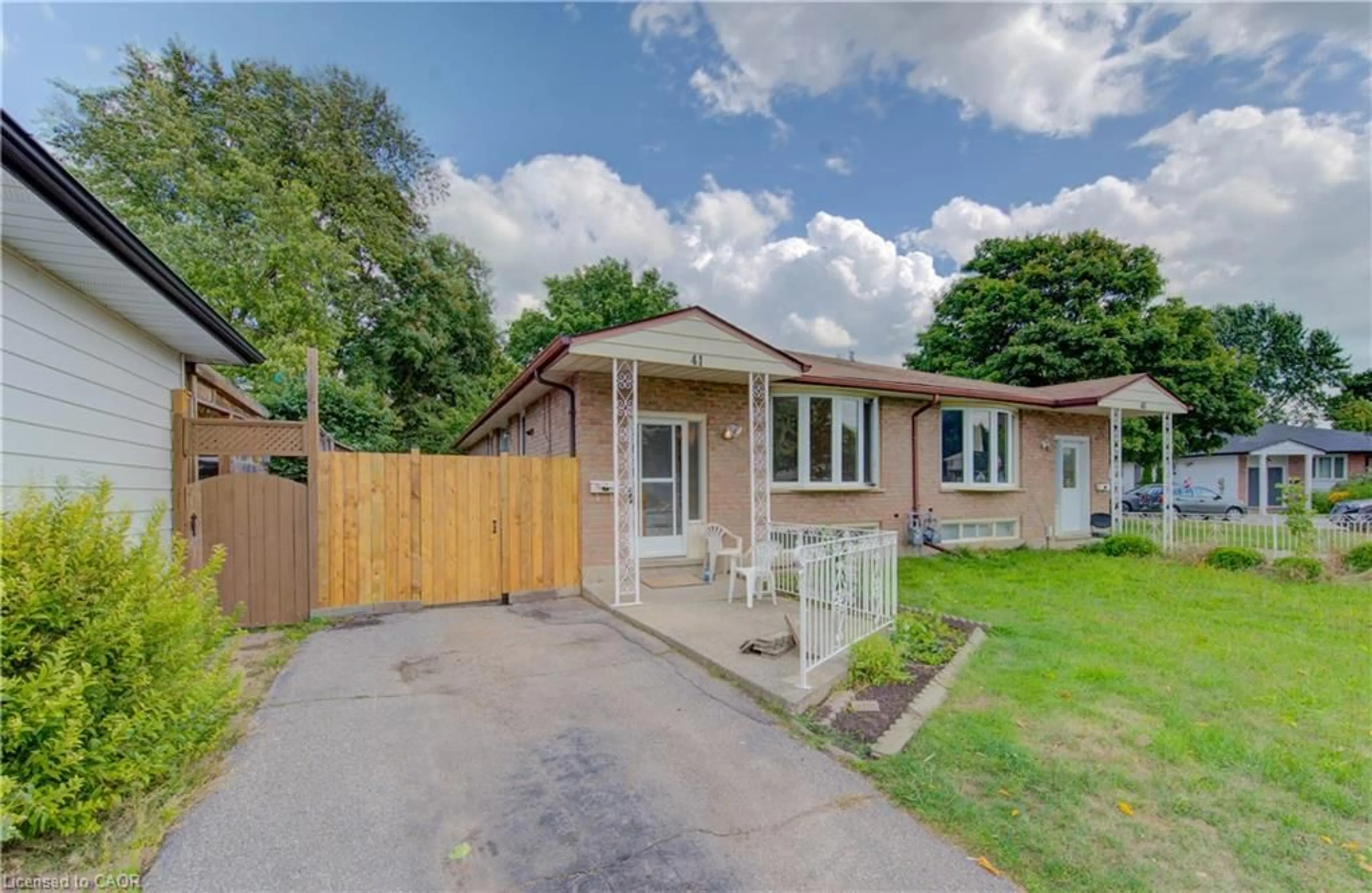 A pic from outside/outdoor area/front of a property/back of a property/a pic from drone, street for 41 Harvest Crt, Kitchener Ontario N2P 1T3