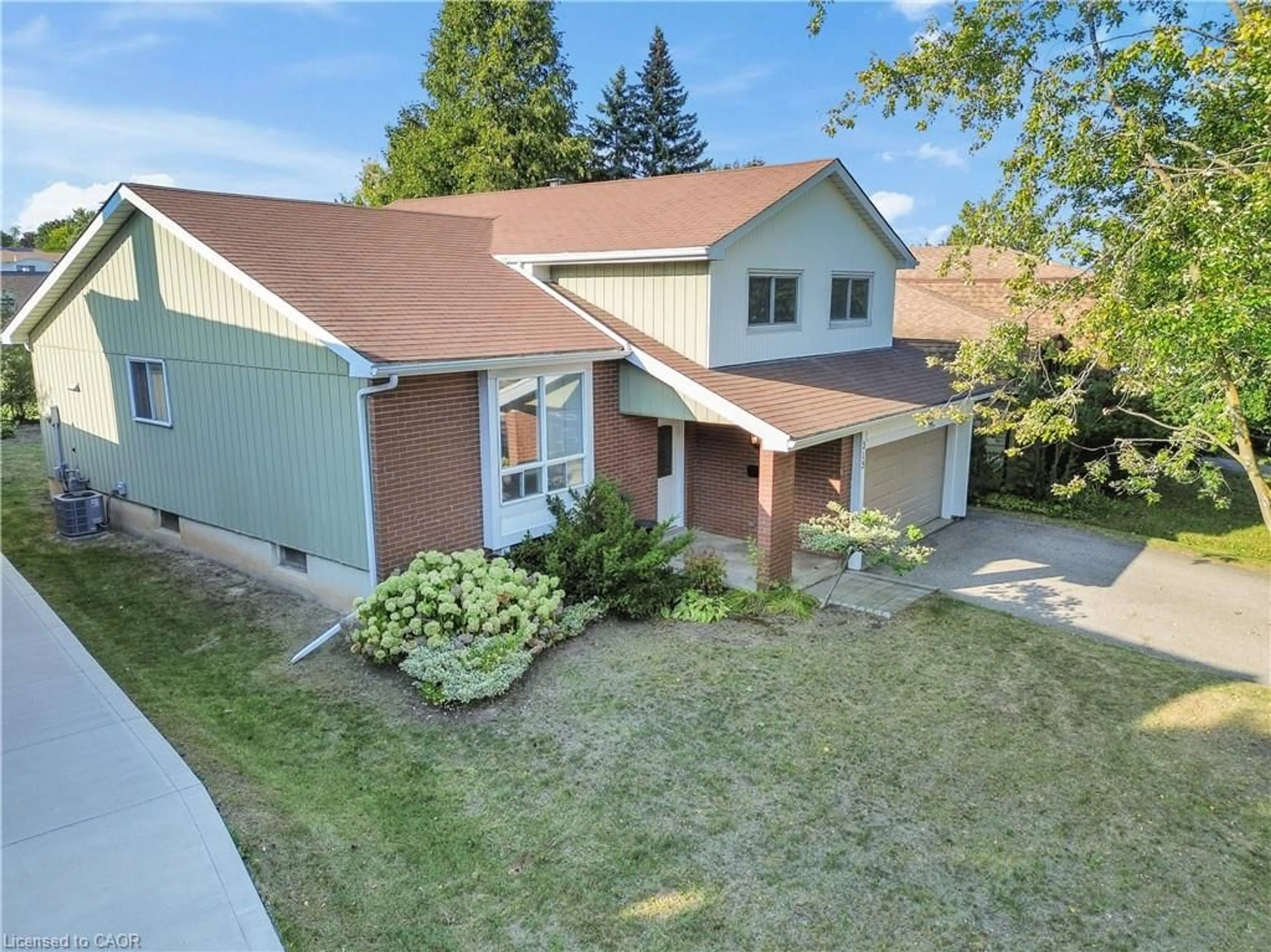 A pic from outside/outdoor area/front of a property/back of a property/a pic from drone, street for 315 Westheights Dr, Kitchener Ontario N2N 1K4