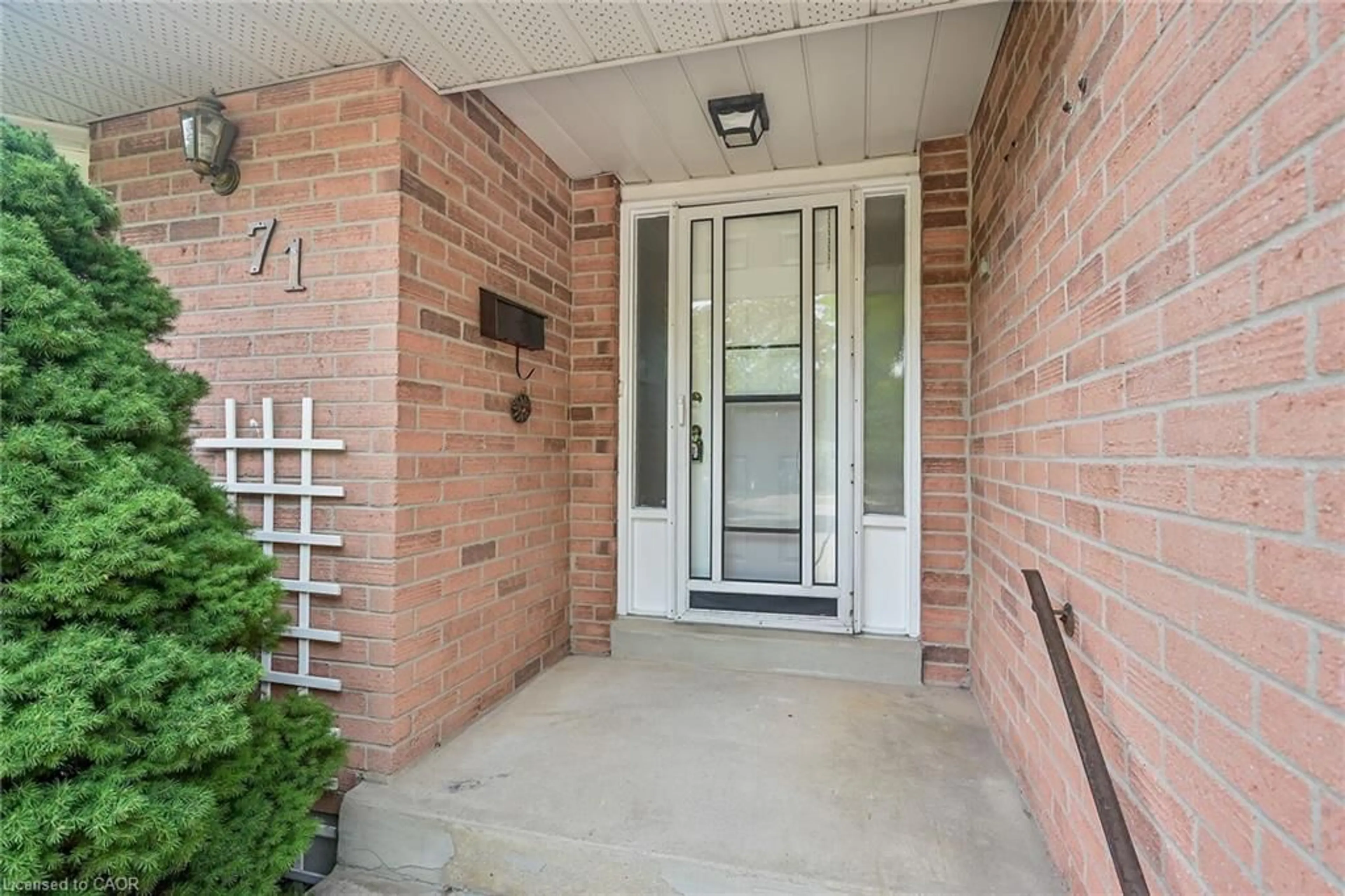 Indoor entryway for 71 Kennard St, Stoney Creek Ontario L8J 2C3