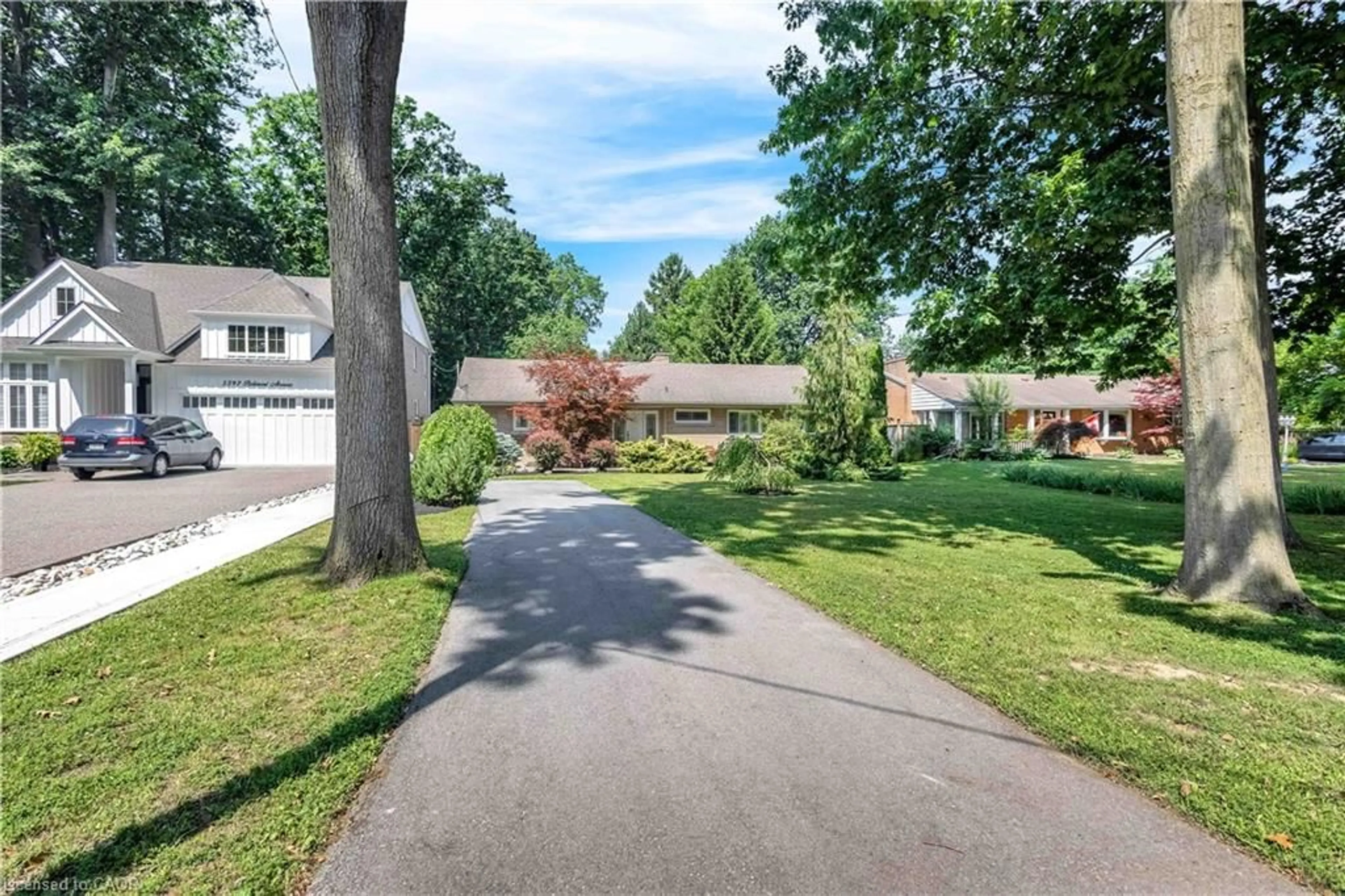 A pic from outside/outdoor area/front of a property/back of a property/a pic from drone, street for 5585 Belmont Ave, Niagara Falls Ontario L2H 1J8
