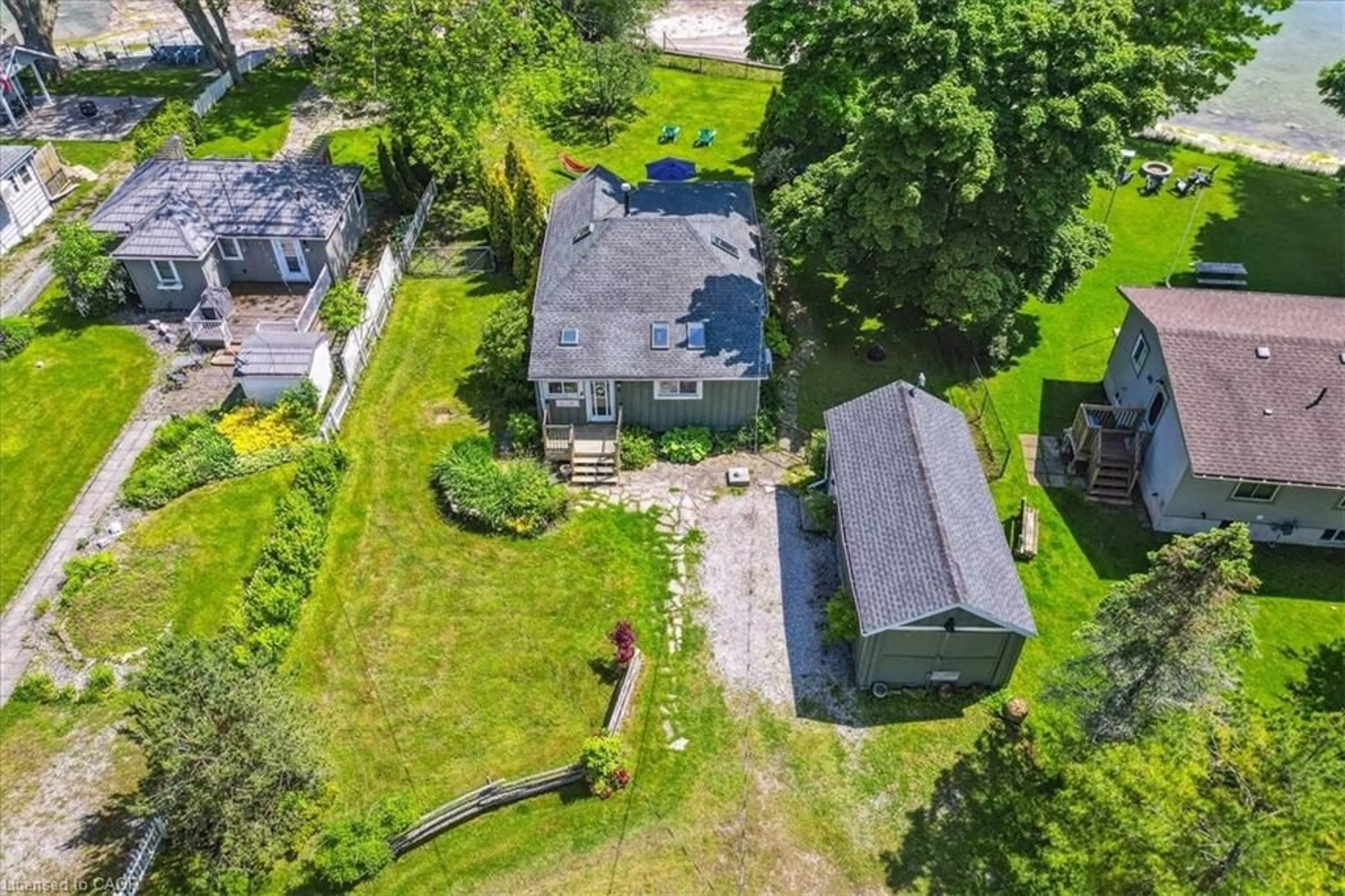 A pic from outside/outdoor area/front of a property/back of a property/a pic from drone, street for 40 Hoover Point Lane, Selkirk Ontario N0A 1P0