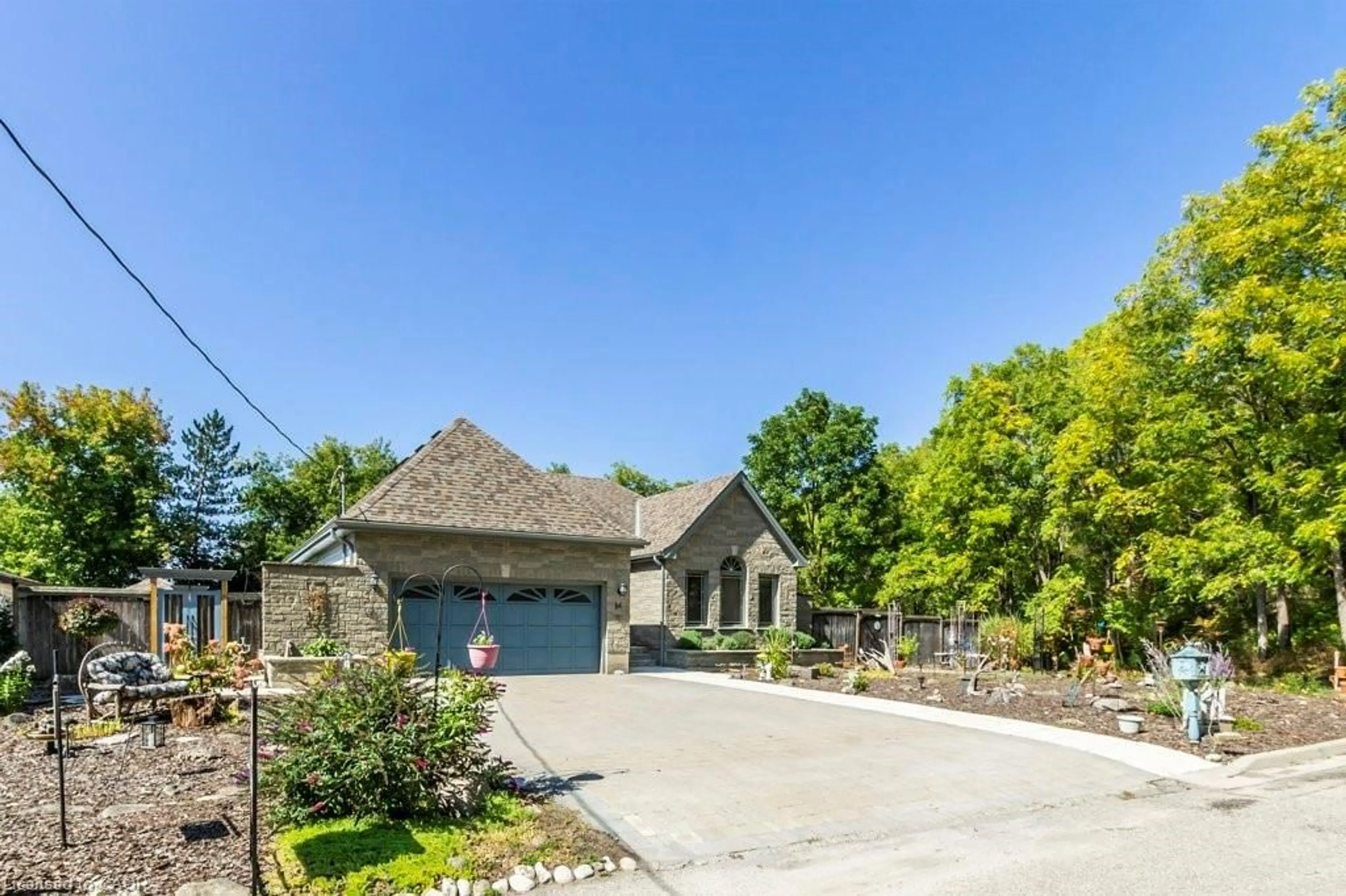 A pic from outside/outdoor area/front of a property/back of a property/a pic from drone, street for 34 Nimmo St, Paris Ontario N3L 2H9